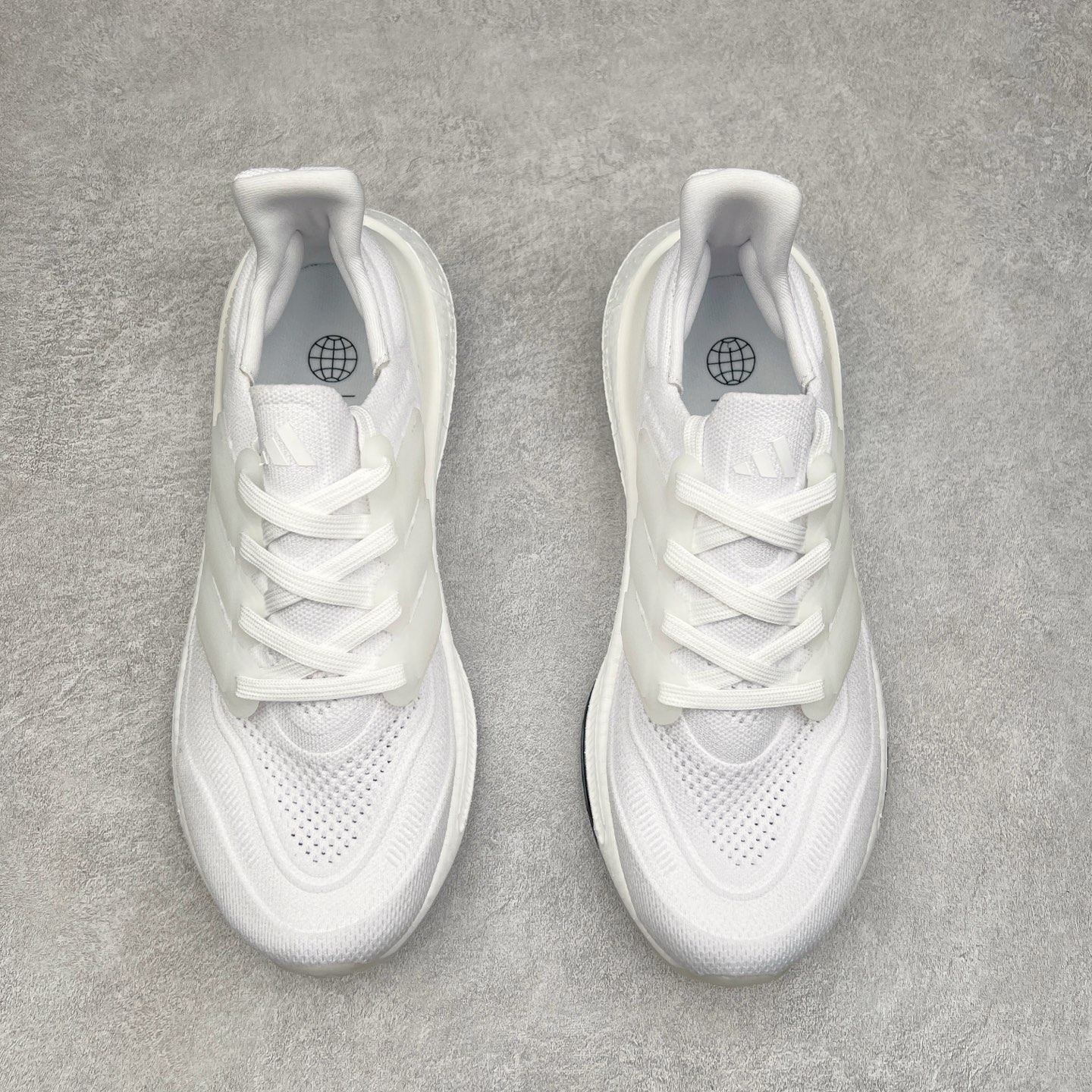 图片[2]-＃纯原福利 AD Ultra Boost Light UB2023系列低帮袜套式针织透气缓震休闲运动慢跑鞋 历经10年不断创新以科技重塑跑步推出全新超轻新科技跑鞋 力求为跑步添活力 搭载LIGHT BOOST中底的新鲜演绎 无论节奏快慢、距离长短 伴你活力畅跑 延续了该系列的设计语言 采用分区编织鞋面 鞋头处网眼孔洞更大 提升透气性 一体式鞋舌 避免运动中出现偏移 实现鞋脚一体性 鞋侧 TPU 材质 有效提供支撑性 镂空的设计 同时减轻整体重量 最明显的则是中底部分 不仅是厚度夸张 大家最熟悉的 Boost 材质终于迎来升级 减重 30% 带来更轻量化的上脚感受 尺码：36 36.5 37 38 38.5 39 40 40.5 41 42 42.5 43 44 44.5 45-选品中心