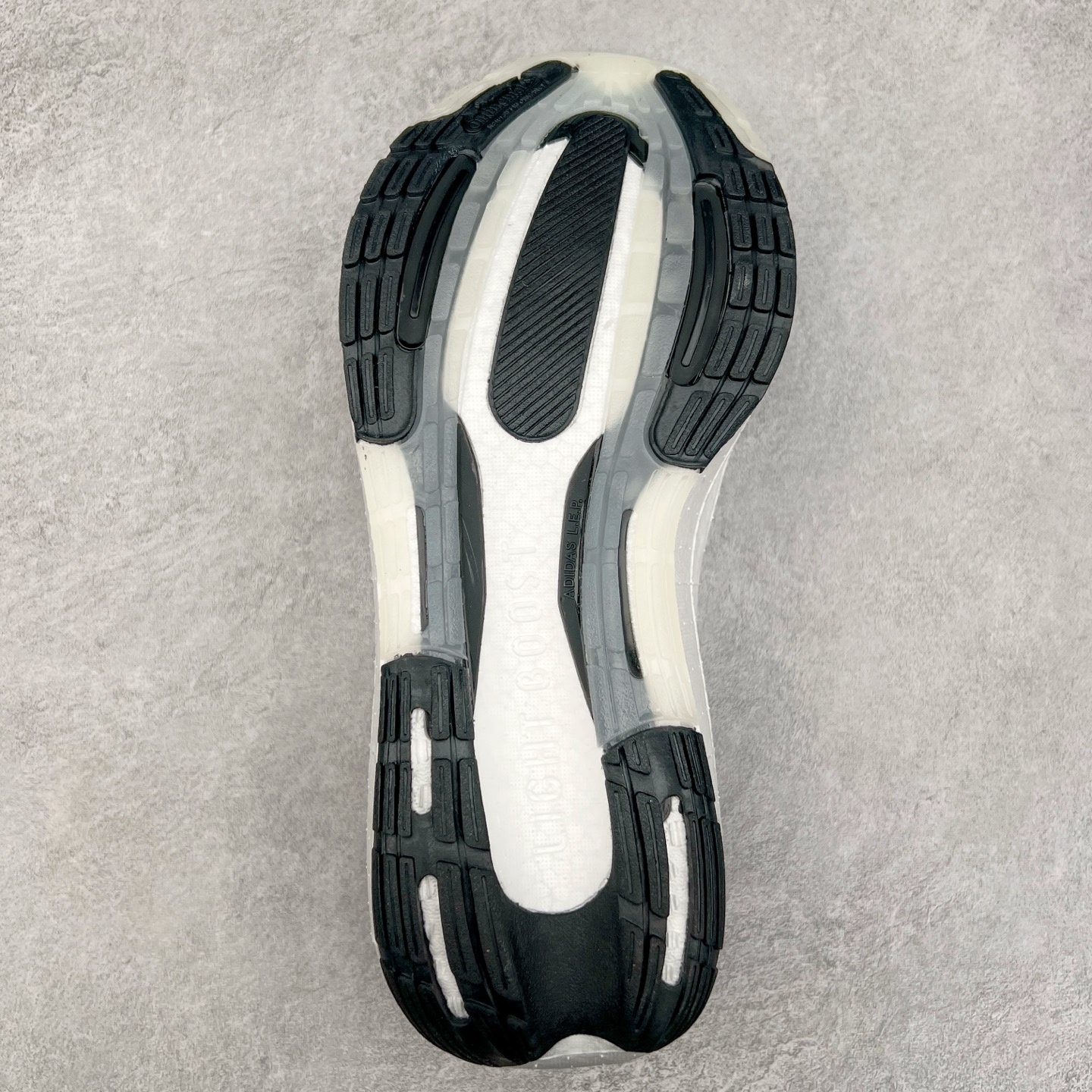 图片[9]-＃纯原福利 AD Ultra Boost Light UB2023系列低帮袜套式针织透气缓震休闲运动慢跑鞋 历经10年不断创新以科技重塑跑步推出全新超轻新科技跑鞋 力求为跑步添活力 搭载LIGHT BOOST中底的新鲜演绎 无论节奏快慢、距离长短 伴你活力畅跑 延续了该系列的设计语言 采用分区编织鞋面 鞋头处网眼孔洞更大 提升透气性 一体式鞋舌 避免运动中出现偏移 实现鞋脚一体性 鞋侧 TPU 材质 有效提供支撑性 镂空的设计 同时减轻整体重量 最明显的则是中底部分 不仅是厚度夸张 大家最熟悉的 Boost 材质终于迎来升级 减重 30% 带来更轻量化的上脚感受 尺码：36 36.5 37 38 38.5 39 40 40.5 41 42 42.5 43 44 44.5 45-选品中心