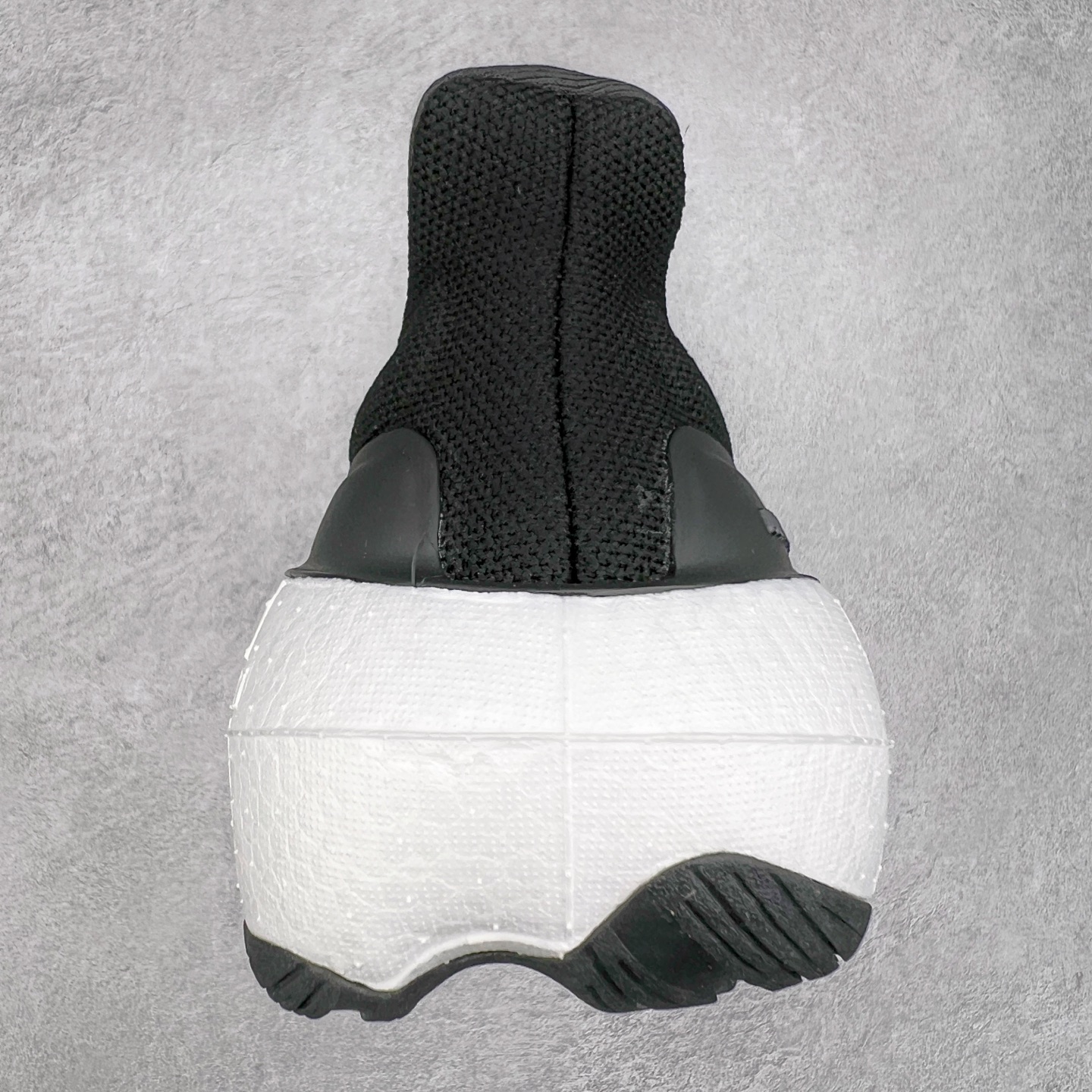 图片[8]-＃纯原福利 AD Ultra Boost Light UB2023系列低帮袜套式针织透气缓震休闲运动慢跑鞋 历经10年不断创新以科技重塑跑步推出全新超轻新科技跑鞋 力求为跑步添活力 搭载LIGHT BOOST中底的新鲜演绎 无论节奏快慢、距离长短 伴你活力畅跑 延续了该系列的设计语言 采用分区编织鞋面 鞋头处网眼孔洞更大 提升透气性 一体式鞋舌 避免运动中出现偏移 实现鞋脚一体性 鞋侧 TPU 材质 有效提供支撑性 镂空的设计 同时减轻整体重量 最明显的则是中底部分 不仅是厚度夸张 大家最熟悉的 Boost 材质终于迎来升级 减重 30% 带来更轻量化的上脚感受 尺码：36 36.5 37 38 38.5 39 40 40.5 41 42 42.5 43 44 44.5 45-选品中心