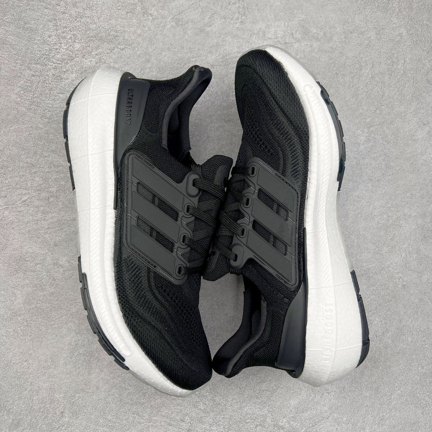 图片[3]-＃纯原福利 AD Ultra Boost Light UB2023系列低帮袜套式针织透气缓震休闲运动慢跑鞋 历经10年不断创新以科技重塑跑步推出全新超轻新科技跑鞋 力求为跑步添活力 搭载LIGHT BOOST中底的新鲜演绎 无论节奏快慢、距离长短 伴你活力畅跑 延续了该系列的设计语言 采用分区编织鞋面 鞋头处网眼孔洞更大 提升透气性 一体式鞋舌 避免运动中出现偏移 实现鞋脚一体性 鞋侧 TPU 材质 有效提供支撑性 镂空的设计 同时减轻整体重量 最明显的则是中底部分 不仅是厚度夸张 大家最熟悉的 Boost 材质终于迎来升级 减重 30% 带来更轻量化的上脚感受 尺码：36 36.5 37 38 38.5 39 40 40.5 41 42 42.5 43 44 44.5 45-选品中心