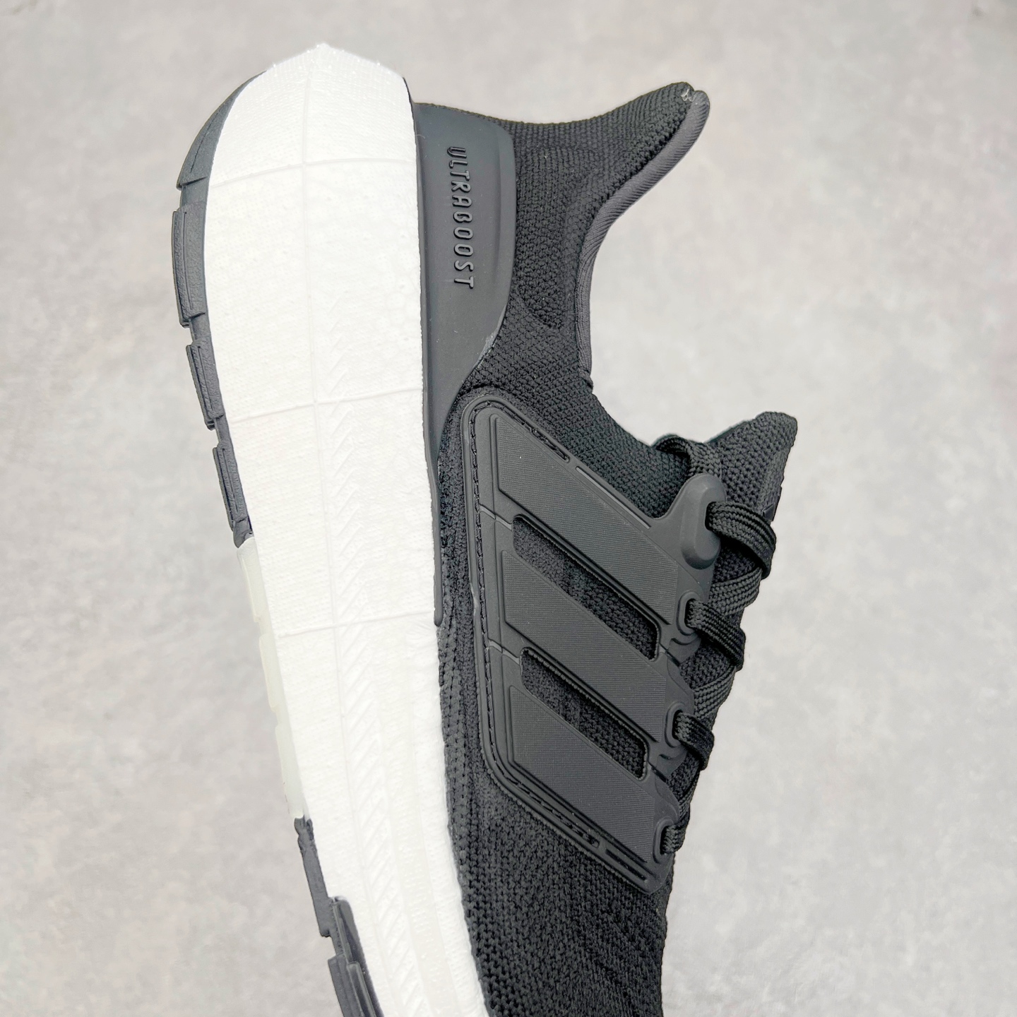 图片[6]-＃纯原福利 AD Ultra Boost Light UB2023系列低帮袜套式针织透气缓震休闲运动慢跑鞋 历经10年不断创新以科技重塑跑步推出全新超轻新科技跑鞋 力求为跑步添活力 搭载LIGHT BOOST中底的新鲜演绎 无论节奏快慢、距离长短 伴你活力畅跑 延续了该系列的设计语言 采用分区编织鞋面 鞋头处网眼孔洞更大 提升透气性 一体式鞋舌 避免运动中出现偏移 实现鞋脚一体性 鞋侧 TPU 材质 有效提供支撑性 镂空的设计 同时减轻整体重量 最明显的则是中底部分 不仅是厚度夸张 大家最熟悉的 Boost 材质终于迎来升级 减重 30% 带来更轻量化的上脚感受 尺码：36 36.5 37 38 38.5 39 40 40.5 41 42 42.5 43 44 44.5 45-选品中心