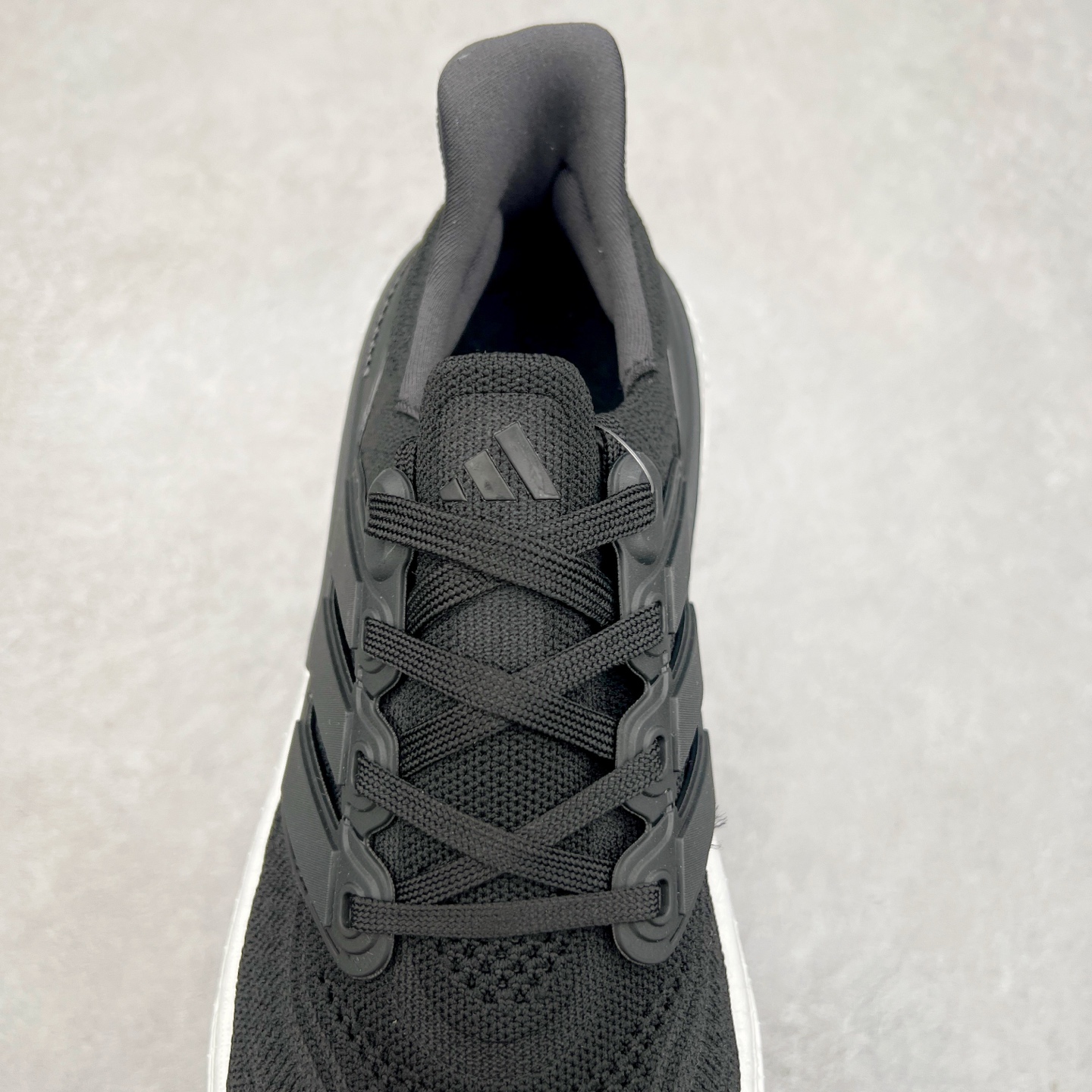 图片[5]-＃纯原福利 AD Ultra Boost Light UB2023系列低帮袜套式针织透气缓震休闲运动慢跑鞋 历经10年不断创新以科技重塑跑步推出全新超轻新科技跑鞋 力求为跑步添活力 搭载LIGHT BOOST中底的新鲜演绎 无论节奏快慢、距离长短 伴你活力畅跑 延续了该系列的设计语言 采用分区编织鞋面 鞋头处网眼孔洞更大 提升透气性 一体式鞋舌 避免运动中出现偏移 实现鞋脚一体性 鞋侧 TPU 材质 有效提供支撑性 镂空的设计 同时减轻整体重量 最明显的则是中底部分 不仅是厚度夸张 大家最熟悉的 Boost 材质终于迎来升级 减重 30% 带来更轻量化的上脚感受 尺码：36 36.5 37 38 38.5 39 40 40.5 41 42 42.5 43 44 44.5 45-选品中心