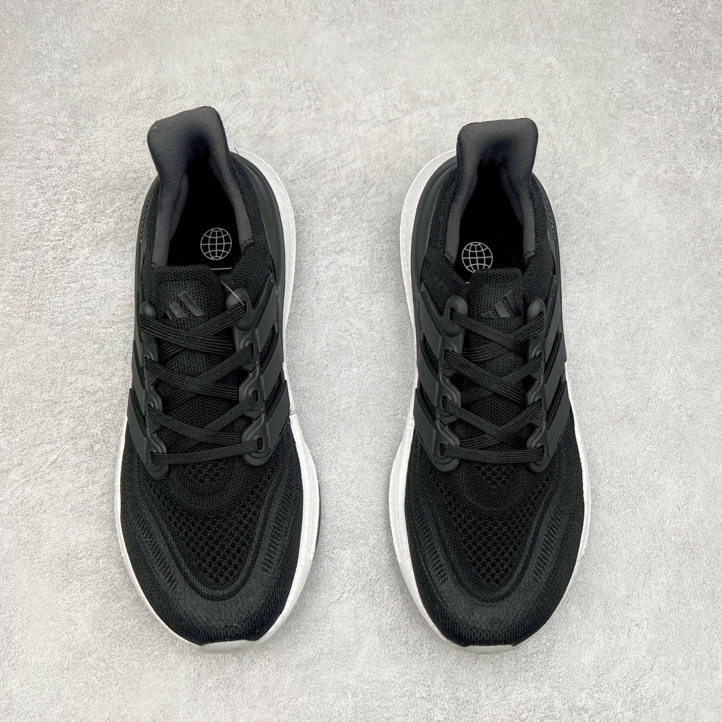 图片[2]-＃纯原福利 AD Ultra Boost Light UB2023系列低帮袜套式针织透气缓震休闲运动慢跑鞋 历经10年不断创新以科技重塑跑步推出全新超轻新科技跑鞋 力求为跑步添活力 搭载LIGHT BOOST中底的新鲜演绎 无论节奏快慢、距离长短 伴你活力畅跑 延续了该系列的设计语言 采用分区编织鞋面 鞋头处网眼孔洞更大 提升透气性 一体式鞋舌 避免运动中出现偏移 实现鞋脚一体性 鞋侧 TPU 材质 有效提供支撑性 镂空的设计 同时减轻整体重量 最明显的则是中底部分 不仅是厚度夸张 大家最熟悉的 Boost 材质终于迎来升级 减重 30% 带来更轻量化的上脚感受 尺码：36 36.5 37 38 38.5 39 40 40.5 41 42 42.5 43 44 44.5 45-选品中心