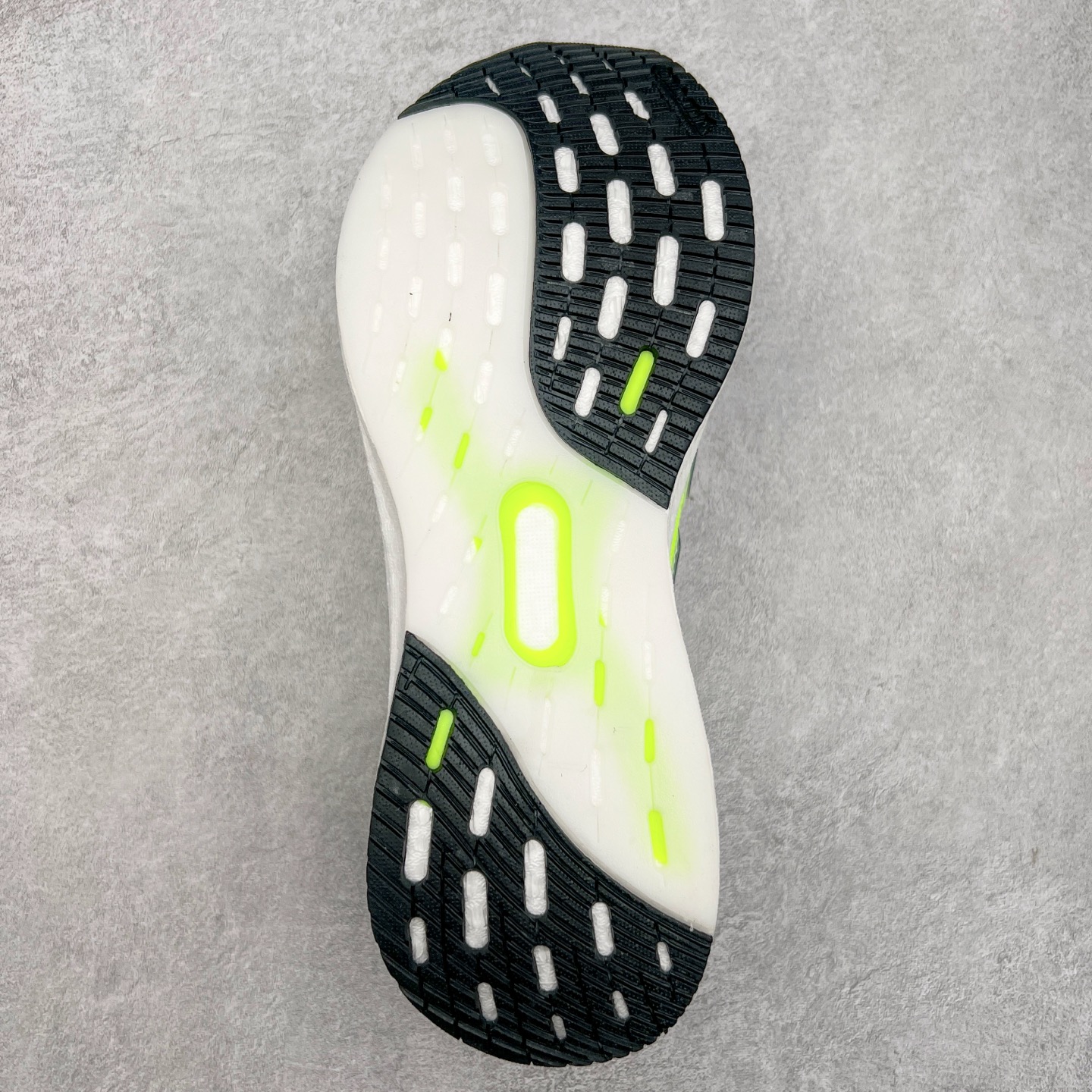 图片[9]-＃纯原福利 AD Ultra Boost Light UB2023系列低帮袜套式针织透气缓震休闲运动慢跑鞋 历经10年不断创新以科技重塑跑步推出全新超轻新科技跑鞋 力求为跑步添活力 搭载LIGHT BOOST中底的新鲜演绎 无论节奏快慢、距离长短 伴你活力畅跑 延续了该系列的设计语言 采用分区编织鞋面 鞋头处网眼孔洞更大 提升透气性 一体式鞋舌 避免运动中出现偏移 实现鞋脚一体性 鞋侧 TPU 材质 有效提供支撑性 镂空的设计 同时减轻整体重量 最明显的则是中底部分 不仅是厚度夸张 大家最熟悉的 Boost 材质终于迎来升级 减重 30% 带来更轻量化的上脚感受 尺码：36 36.5 37 38 38.5 39 40 40.5 41 42 42.5 43 44 44.5 45-选品中心