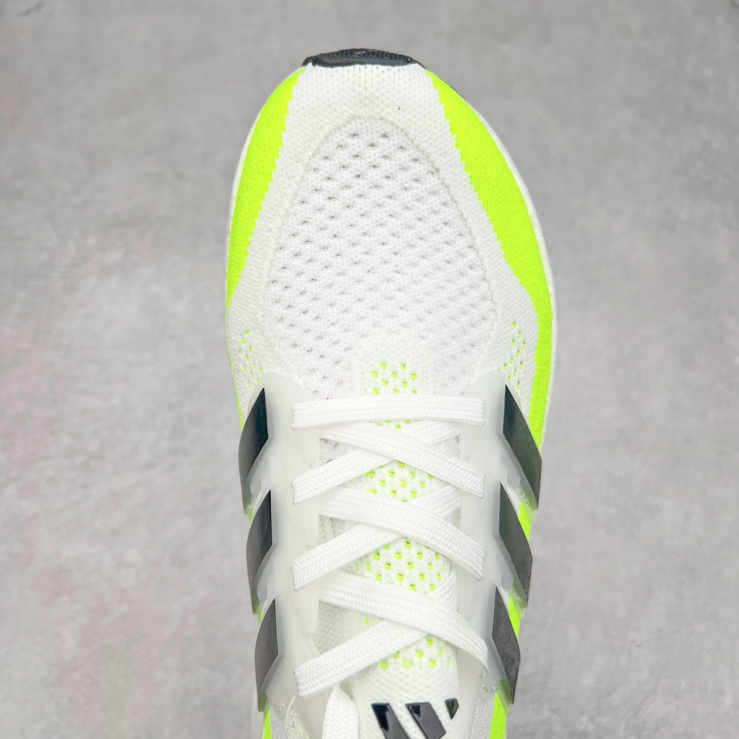 图片[4]-＃纯原福利 AD Ultra Boost Light UB2023系列低帮袜套式针织透气缓震休闲运动慢跑鞋 历经10年不断创新以科技重塑跑步推出全新超轻新科技跑鞋 力求为跑步添活力 搭载LIGHT BOOST中底的新鲜演绎 无论节奏快慢、距离长短 伴你活力畅跑 延续了该系列的设计语言 采用分区编织鞋面 鞋头处网眼孔洞更大 提升透气性 一体式鞋舌 避免运动中出现偏移 实现鞋脚一体性 鞋侧 TPU 材质 有效提供支撑性 镂空的设计 同时减轻整体重量 最明显的则是中底部分 不仅是厚度夸张 大家最熟悉的 Boost 材质终于迎来升级 减重 30% 带来更轻量化的上脚感受 尺码：36 36.5 37 38 38.5 39 40 40.5 41 42 42.5 43 44 44.5 45-选品中心