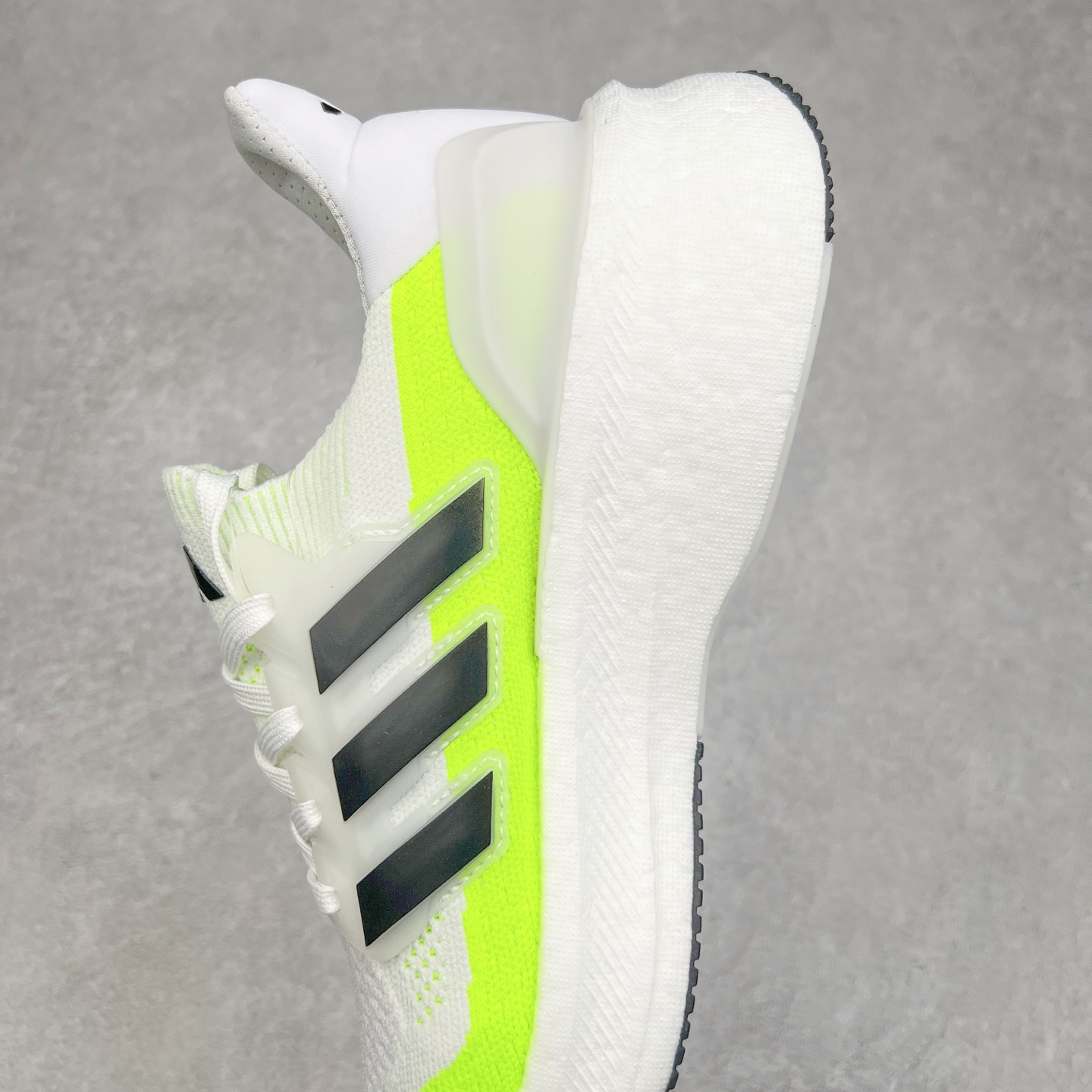 图片[7]-＃纯原福利 AD Ultra Boost Light UB2023系列低帮袜套式针织透气缓震休闲运动慢跑鞋 历经10年不断创新以科技重塑跑步推出全新超轻新科技跑鞋 力求为跑步添活力 搭载LIGHT BOOST中底的新鲜演绎 无论节奏快慢、距离长短 伴你活力畅跑 延续了该系列的设计语言 采用分区编织鞋面 鞋头处网眼孔洞更大 提升透气性 一体式鞋舌 避免运动中出现偏移 实现鞋脚一体性 鞋侧 TPU 材质 有效提供支撑性 镂空的设计 同时减轻整体重量 最明显的则是中底部分 不仅是厚度夸张 大家最熟悉的 Boost 材质终于迎来升级 减重 30% 带来更轻量化的上脚感受 尺码：36 36.5 37 38 38.5 39 40 40.5 41 42 42.5 43 44 44.5 45-选品中心