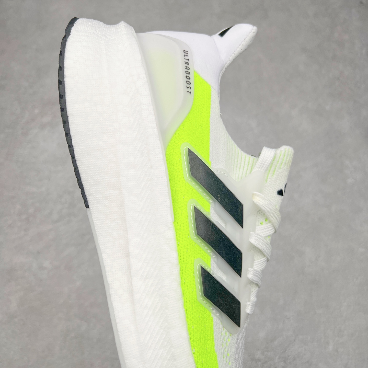 图片[6]-＃纯原福利 AD Ultra Boost Light UB2023系列低帮袜套式针织透气缓震休闲运动慢跑鞋 历经10年不断创新以科技重塑跑步推出全新超轻新科技跑鞋 力求为跑步添活力 搭载LIGHT BOOST中底的新鲜演绎 无论节奏快慢、距离长短 伴你活力畅跑 延续了该系列的设计语言 采用分区编织鞋面 鞋头处网眼孔洞更大 提升透气性 一体式鞋舌 避免运动中出现偏移 实现鞋脚一体性 鞋侧 TPU 材质 有效提供支撑性 镂空的设计 同时减轻整体重量 最明显的则是中底部分 不仅是厚度夸张 大家最熟悉的 Boost 材质终于迎来升级 减重 30% 带来更轻量化的上脚感受 尺码：36 36.5 37 38 38.5 39 40 40.5 41 42 42.5 43 44 44.5 45-选品中心
