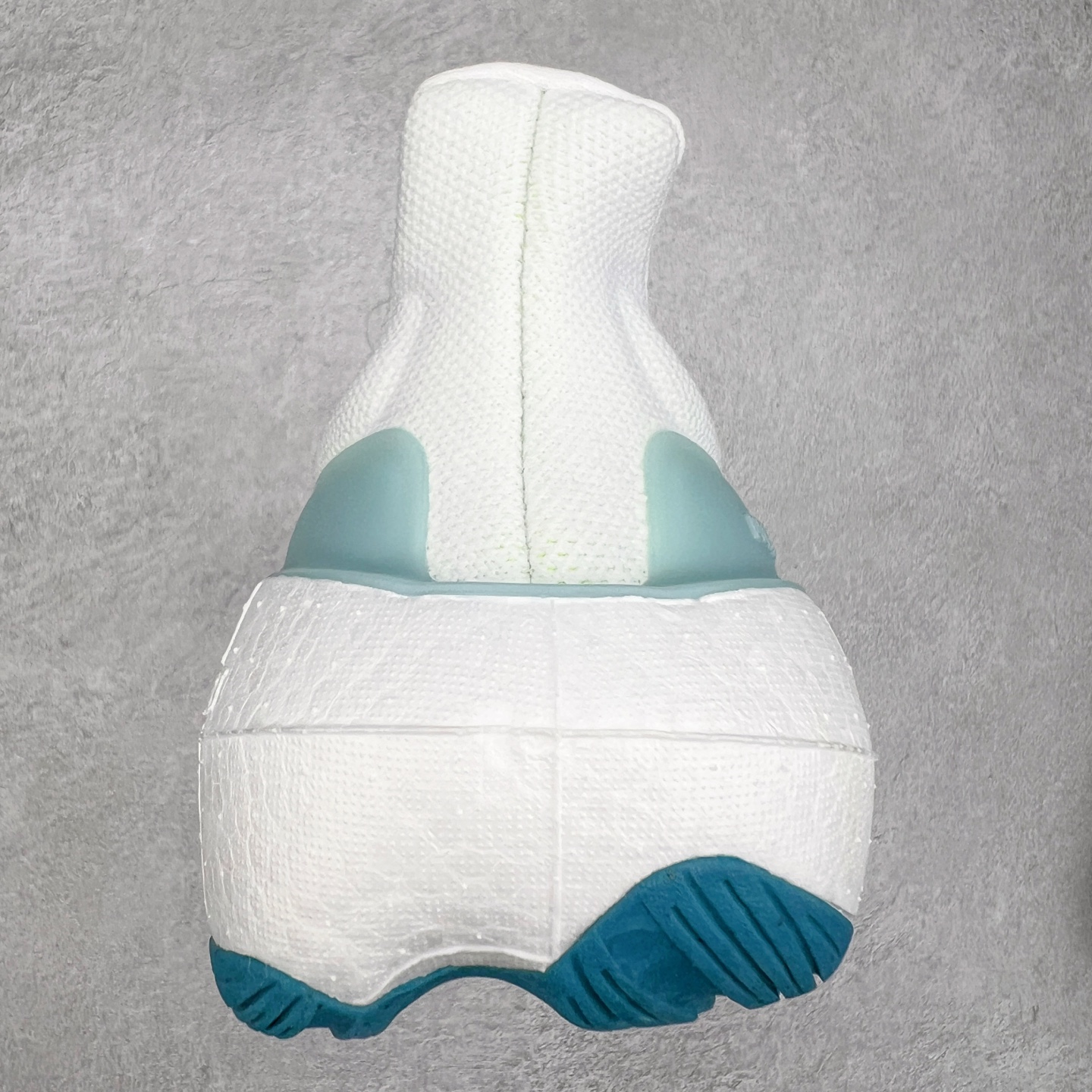 图片[8]-＃纯原福利 AD Ultra Boost Light UB2023系列低帮袜套式针织透气缓震休闲运动慢跑鞋 历经10年不断创新以科技重塑跑步推出全新超轻新科技跑鞋 力求为跑步添活力 搭载LIGHT BOOST中底的新鲜演绎 无论节奏快慢、距离长短 伴你活力畅跑 延续了该系列的设计语言 采用分区编织鞋面 鞋头处网眼孔洞更大 提升透气性 一体式鞋舌 避免运动中出现偏移 实现鞋脚一体性 鞋侧 TPU 材质 有效提供支撑性 镂空的设计 同时减轻整体重量 最明显的则是中底部分 不仅是厚度夸张 大家最熟悉的 Boost 材质终于迎来升级 减重 30% 带来更轻量化的上脚感受 尺码：36 36.5 37 38 38.5 39 40 40.5 41 42 42.5 43 44 44.5 45-选品中心