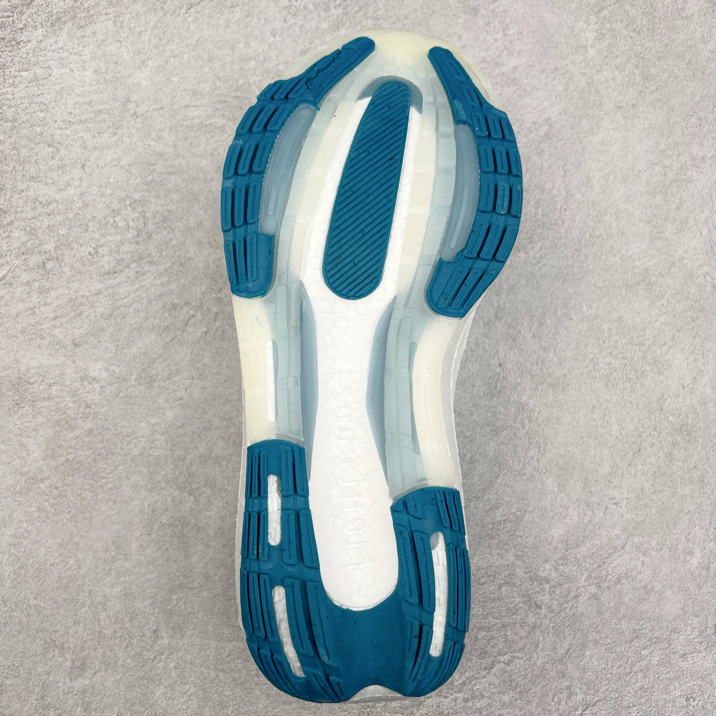 图片[9]-＃纯原福利 AD Ultra Boost Light UB2023系列低帮袜套式针织透气缓震休闲运动慢跑鞋 历经10年不断创新以科技重塑跑步推出全新超轻新科技跑鞋 力求为跑步添活力 搭载LIGHT BOOST中底的新鲜演绎 无论节奏快慢、距离长短 伴你活力畅跑 延续了该系列的设计语言 采用分区编织鞋面 鞋头处网眼孔洞更大 提升透气性 一体式鞋舌 避免运动中出现偏移 实现鞋脚一体性 鞋侧 TPU 材质 有效提供支撑性 镂空的设计 同时减轻整体重量 最明显的则是中底部分 不仅是厚度夸张 大家最熟悉的 Boost 材质终于迎来升级 减重 30% 带来更轻量化的上脚感受 尺码：36 36.5 37 38 38.5 39 40 40.5 41 42 42.5 43 44 44.5 45-选品中心