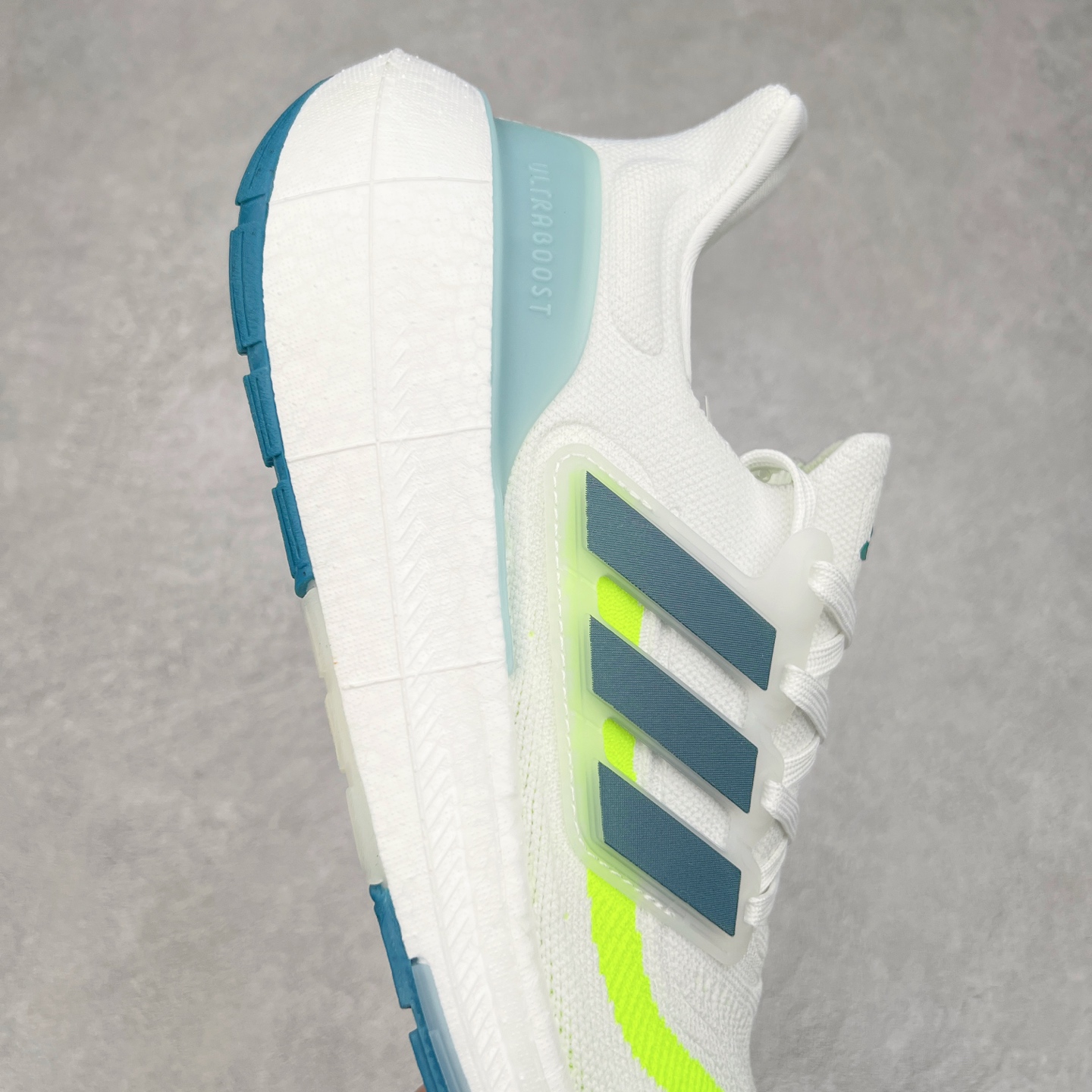 图片[6]-＃纯原福利 AD Ultra Boost Light UB2023系列低帮袜套式针织透气缓震休闲运动慢跑鞋 历经10年不断创新以科技重塑跑步推出全新超轻新科技跑鞋 力求为跑步添活力 搭载LIGHT BOOST中底的新鲜演绎 无论节奏快慢、距离长短 伴你活力畅跑 延续了该系列的设计语言 采用分区编织鞋面 鞋头处网眼孔洞更大 提升透气性 一体式鞋舌 避免运动中出现偏移 实现鞋脚一体性 鞋侧 TPU 材质 有效提供支撑性 镂空的设计 同时减轻整体重量 最明显的则是中底部分 不仅是厚度夸张 大家最熟悉的 Boost 材质终于迎来升级 减重 30% 带来更轻量化的上脚感受 尺码：36 36.5 37 38 38.5 39 40 40.5 41 42 42.5 43 44 44.5 45-选品中心