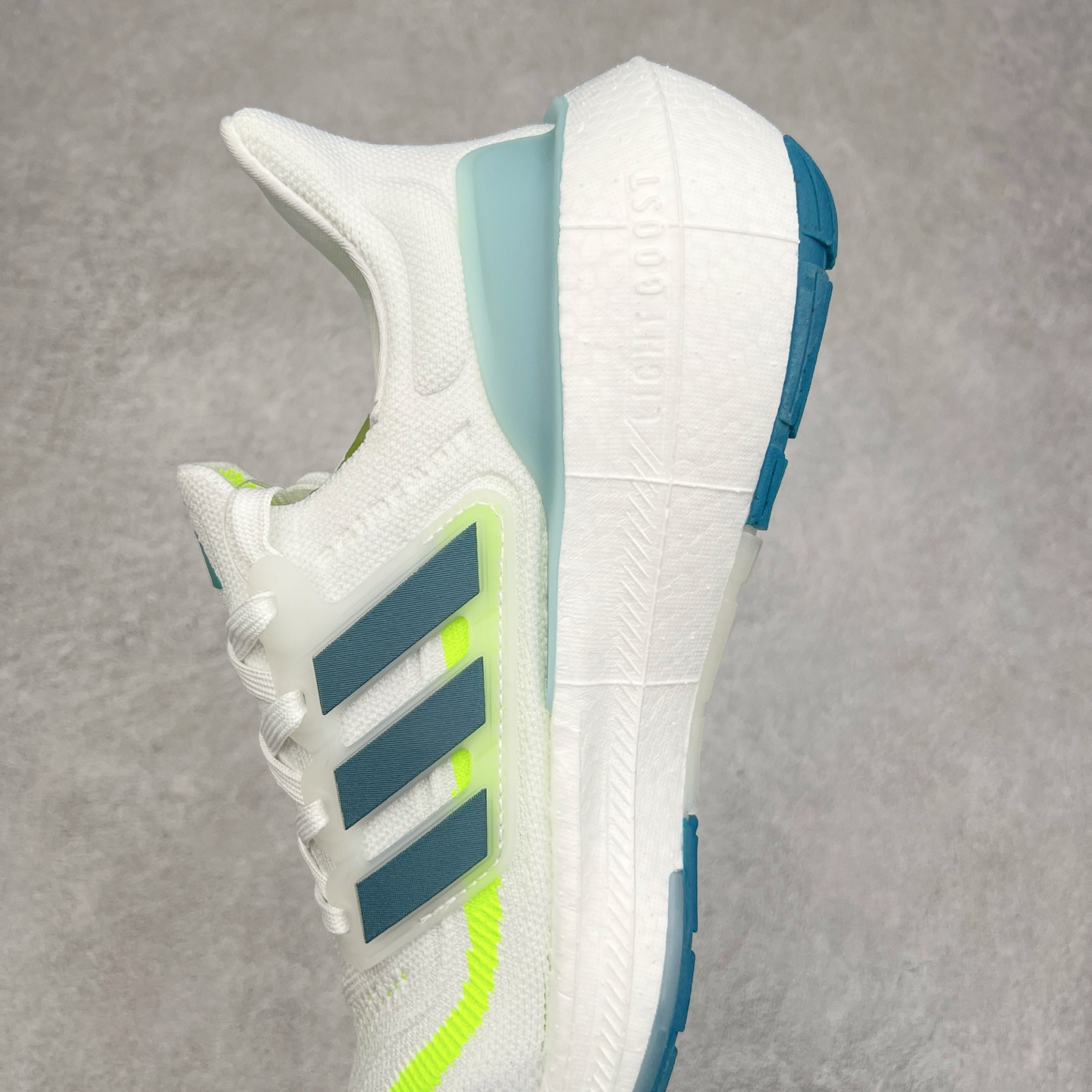 图片[7]-＃纯原福利 AD Ultra Boost Light UB2023系列低帮袜套式针织透气缓震休闲运动慢跑鞋 历经10年不断创新以科技重塑跑步推出全新超轻新科技跑鞋 力求为跑步添活力 搭载LIGHT BOOST中底的新鲜演绎 无论节奏快慢、距离长短 伴你活力畅跑 延续了该系列的设计语言 采用分区编织鞋面 鞋头处网眼孔洞更大 提升透气性 一体式鞋舌 避免运动中出现偏移 实现鞋脚一体性 鞋侧 TPU 材质 有效提供支撑性 镂空的设计 同时减轻整体重量 最明显的则是中底部分 不仅是厚度夸张 大家最熟悉的 Boost 材质终于迎来升级 减重 30% 带来更轻量化的上脚感受 尺码：36 36.5 37 38 38.5 39 40 40.5 41 42 42.5 43 44 44.5 45-选品中心