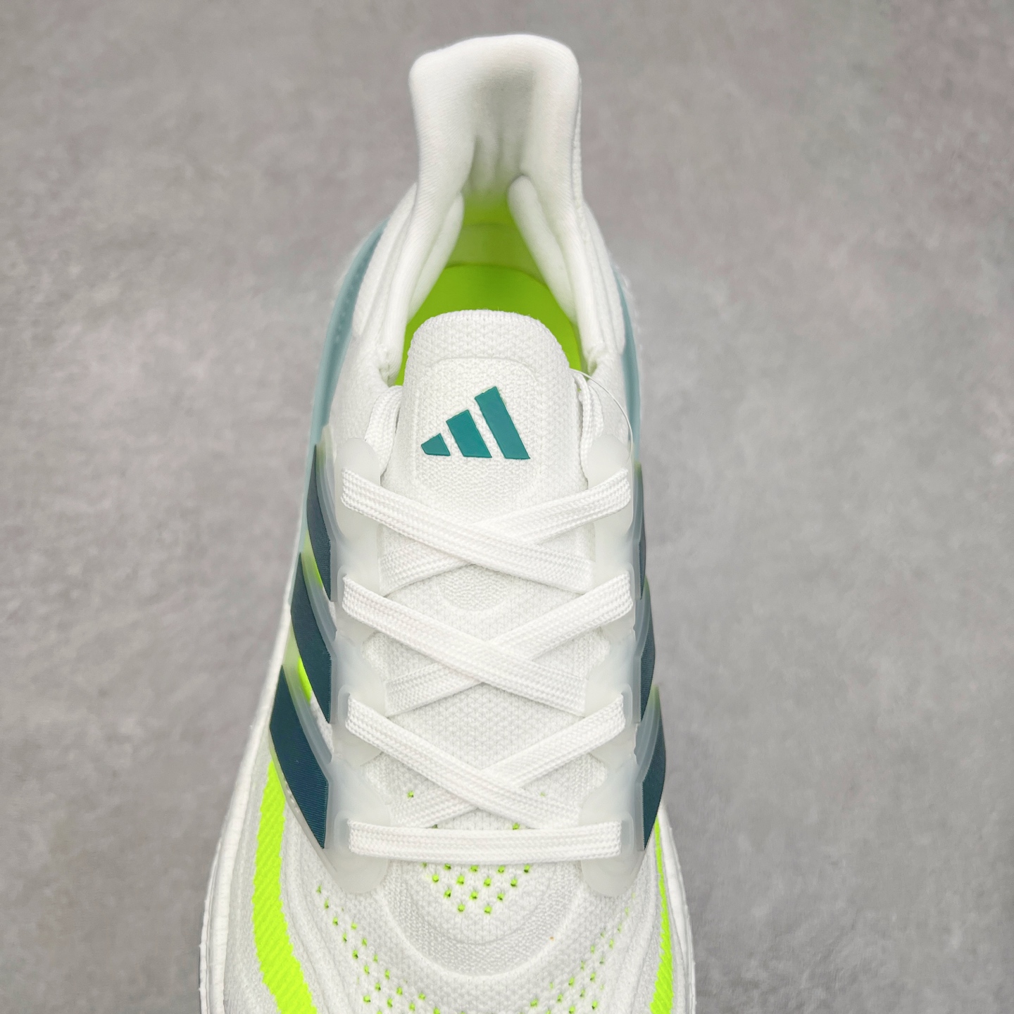 图片[5]-＃纯原福利 AD Ultra Boost Light UB2023系列低帮袜套式针织透气缓震休闲运动慢跑鞋 历经10年不断创新以科技重塑跑步推出全新超轻新科技跑鞋 力求为跑步添活力 搭载LIGHT BOOST中底的新鲜演绎 无论节奏快慢、距离长短 伴你活力畅跑 延续了该系列的设计语言 采用分区编织鞋面 鞋头处网眼孔洞更大 提升透气性 一体式鞋舌 避免运动中出现偏移 实现鞋脚一体性 鞋侧 TPU 材质 有效提供支撑性 镂空的设计 同时减轻整体重量 最明显的则是中底部分 不仅是厚度夸张 大家最熟悉的 Boost 材质终于迎来升级 减重 30% 带来更轻量化的上脚感受 尺码：36 36.5 37 38 38.5 39 40 40.5 41 42 42.5 43 44 44.5 45-选品中心