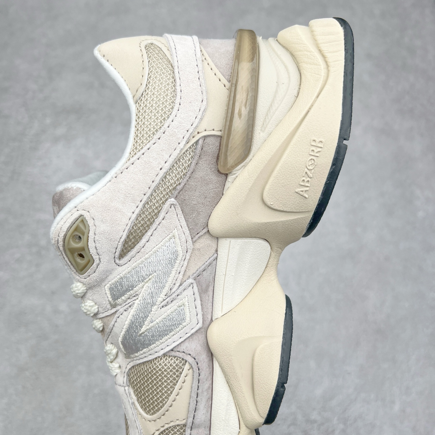 图片[7]-New Balance NB9060 复古运动鞋 新百伦又带来了新鞋型 并且是与芝加哥街头品牌 Joe Freshgoods 的联名款 鞋身主体采用了类似 990 系列的设计风格 与传统复古慢跑鞋区别不大 最大的变化就是鞋底部分 在传统设计的中底外层 增加了多个分区的模块 圆润的线条设计与我们熟悉的 New Balance 风格截然不同 但与同样充满弧形线条的鞋面搭配 看起来毫无违和感 尺码：36-45-选品中心