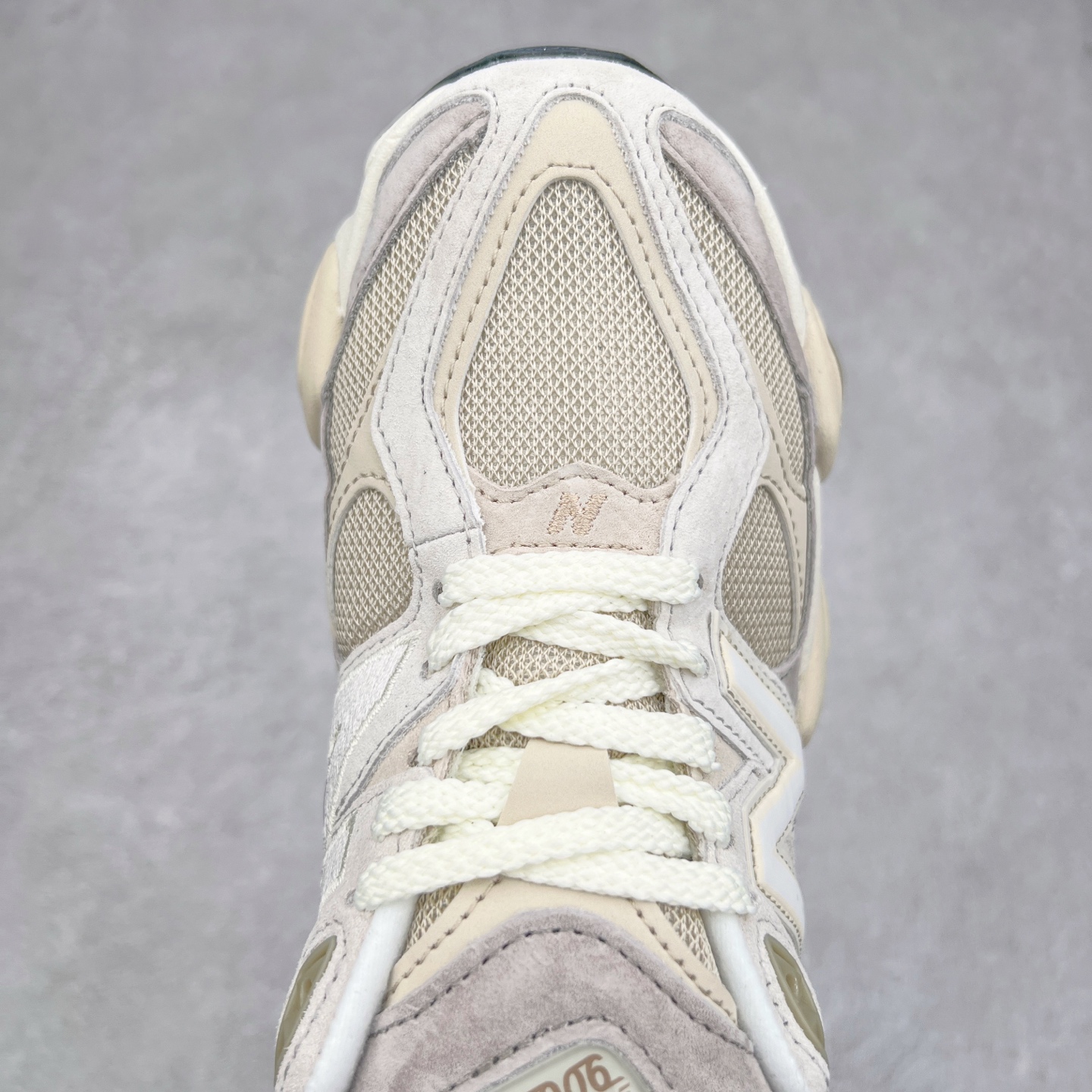 图片[4]-New Balance NB9060 复古运动鞋 新百伦又带来了新鞋型 并且是与芝加哥街头品牌 Joe Freshgoods 的联名款 鞋身主体采用了类似 990 系列的设计风格 与传统复古慢跑鞋区别不大 最大的变化就是鞋底部分 在传统设计的中底外层 增加了多个分区的模块 圆润的线条设计与我们熟悉的 New Balance 风格截然不同 但与同样充满弧形线条的鞋面搭配 看起来毫无违和感 尺码：36-45-选品中心