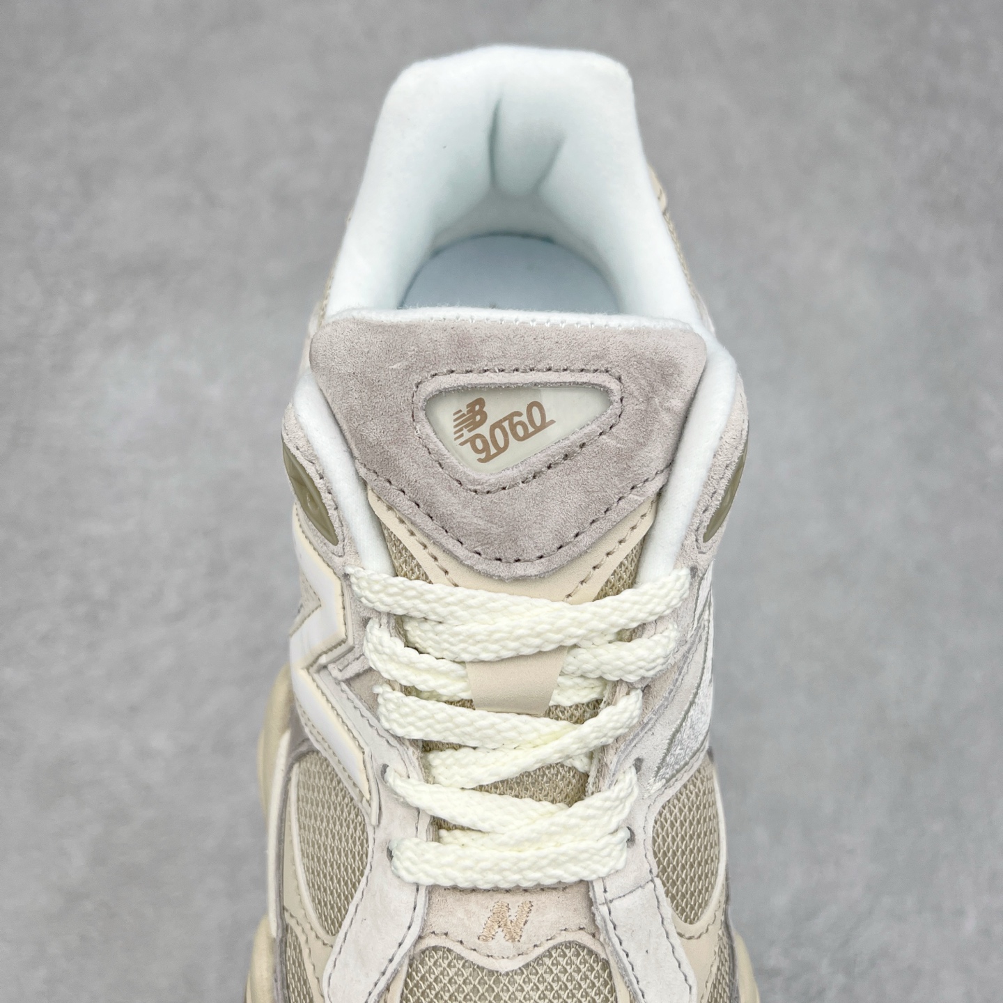 图片[5]-New Balance NB9060 复古运动鞋 新百伦又带来了新鞋型 并且是与芝加哥街头品牌 Joe Freshgoods 的联名款 鞋身主体采用了类似 990 系列的设计风格 与传统复古慢跑鞋区别不大 最大的变化就是鞋底部分 在传统设计的中底外层 增加了多个分区的模块 圆润的线条设计与我们熟悉的 New Balance 风格截然不同 但与同样充满弧形线条的鞋面搭配 看起来毫无违和感 尺码：36-45-选品中心