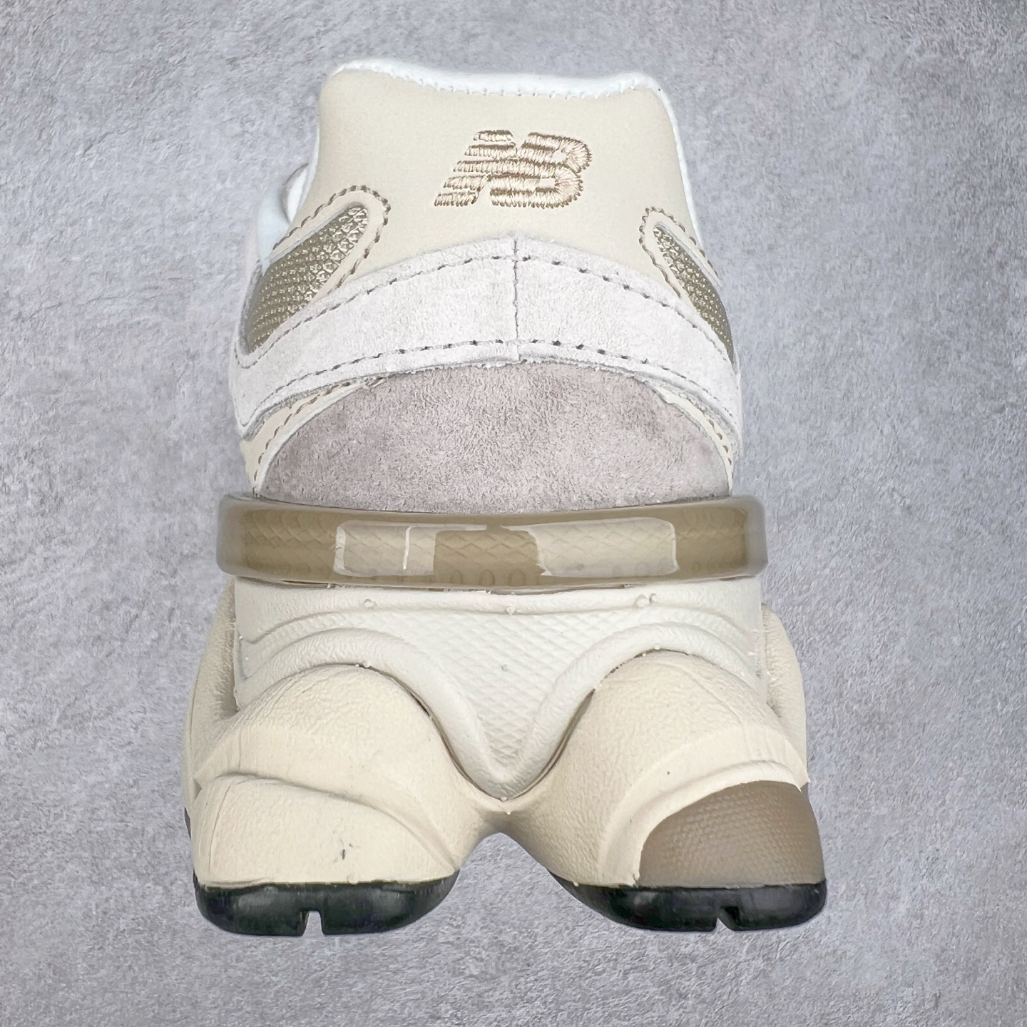 图片[8]-New Balance NB9060 复古运动鞋 新百伦又带来了新鞋型 并且是与芝加哥街头品牌 Joe Freshgoods 的联名款 鞋身主体采用了类似 990 系列的设计风格 与传统复古慢跑鞋区别不大 最大的变化就是鞋底部分 在传统设计的中底外层 增加了多个分区的模块 圆润的线条设计与我们熟悉的 New Balance 风格截然不同 但与同样充满弧形线条的鞋面搭配 看起来毫无违和感 尺码：36-45-选品中心