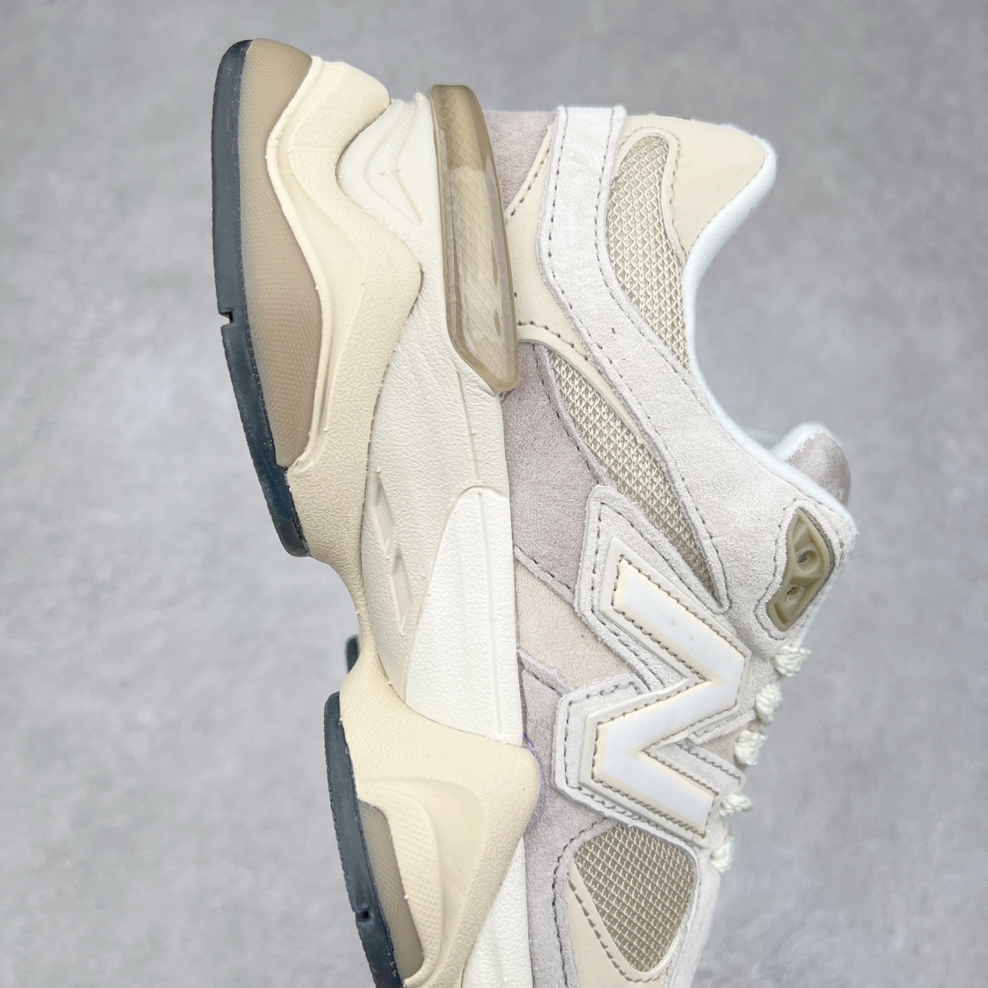 图片[6]-New Balance NB9060 复古运动鞋 新百伦又带来了新鞋型 并且是与芝加哥街头品牌 Joe Freshgoods 的联名款 鞋身主体采用了类似 990 系列的设计风格 与传统复古慢跑鞋区别不大 最大的变化就是鞋底部分 在传统设计的中底外层 增加了多个分区的模块 圆润的线条设计与我们熟悉的 New Balance 风格截然不同 但与同样充满弧形线条的鞋面搭配 看起来毫无违和感 尺码：36-45-选品中心