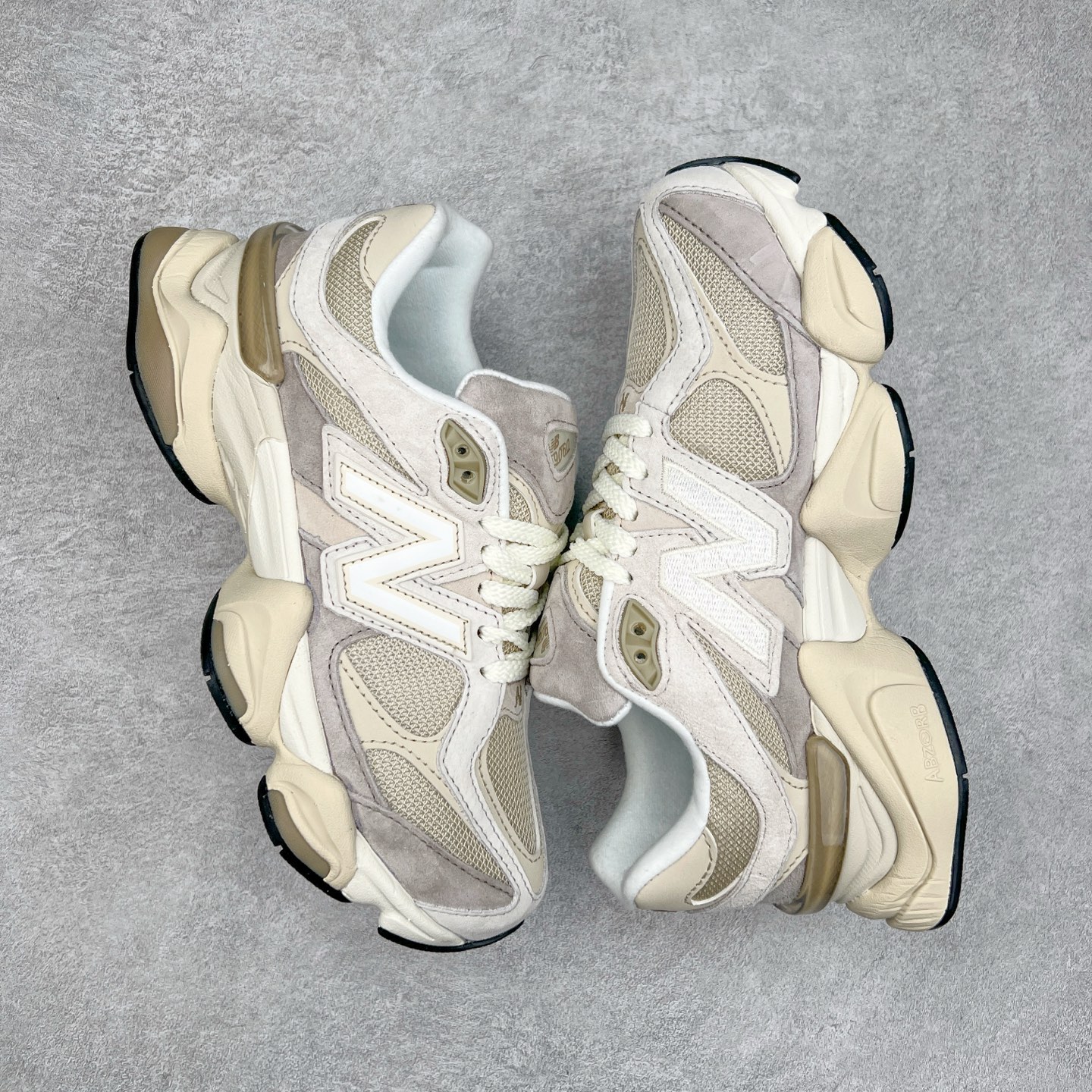 图片[3]-New Balance NB9060 复古运动鞋 新百伦又带来了新鞋型 并且是与芝加哥街头品牌 Joe Freshgoods 的联名款 鞋身主体采用了类似 990 系列的设计风格 与传统复古慢跑鞋区别不大 最大的变化就是鞋底部分 在传统设计的中底外层 增加了多个分区的模块 圆润的线条设计与我们熟悉的 New Balance 风格截然不同 但与同样充满弧形线条的鞋面搭配 看起来毫无违和感 尺码：36-45-选品中心