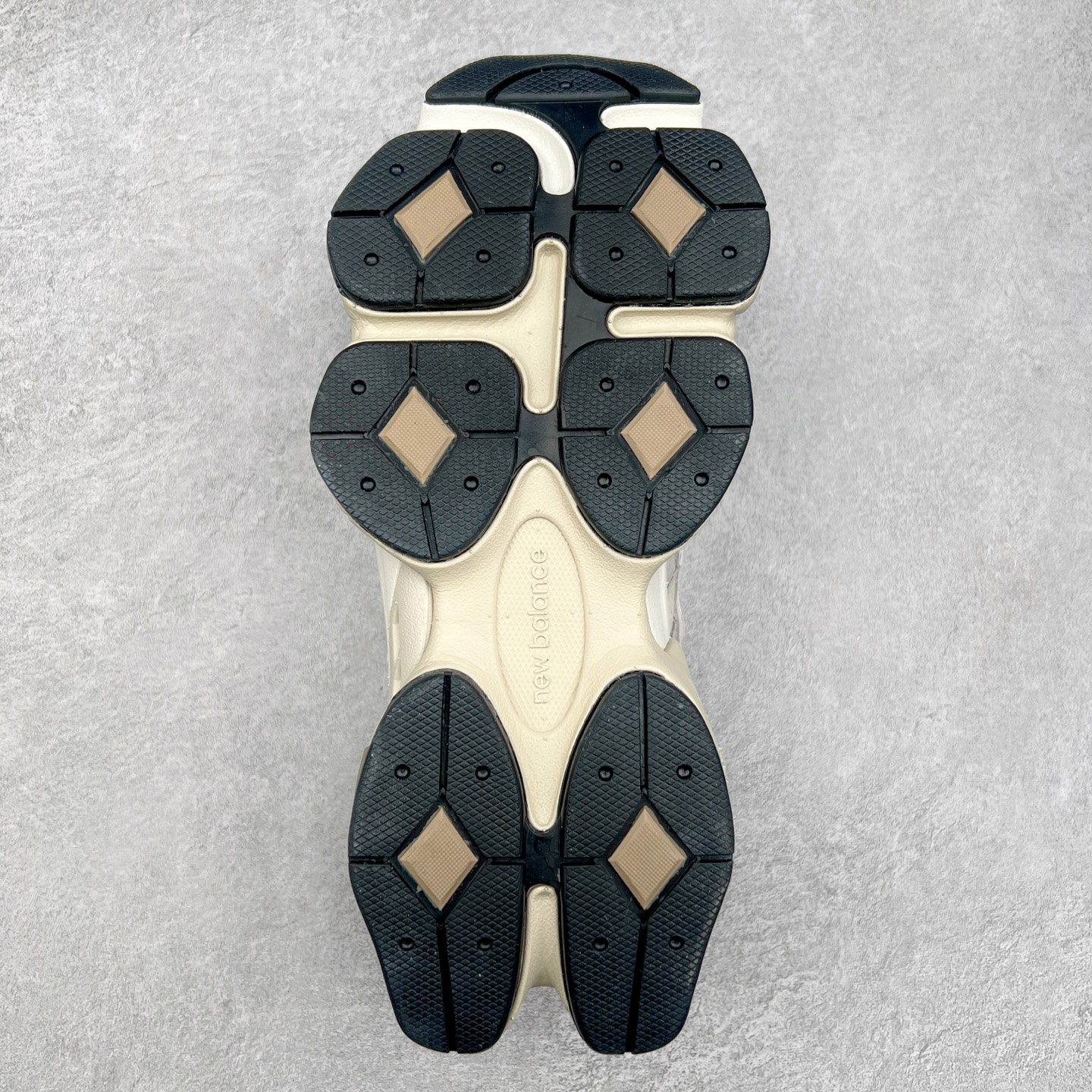 图片[9]-New Balance NB9060 复古运动鞋 新百伦又带来了新鞋型 并且是与芝加哥街头品牌 Joe Freshgoods 的联名款 鞋身主体采用了类似 990 系列的设计风格 与传统复古慢跑鞋区别不大 最大的变化就是鞋底部分 在传统设计的中底外层 增加了多个分区的模块 圆润的线条设计与我们熟悉的 New Balance 风格截然不同 但与同样充满弧形线条的鞋面搭配 看起来毫无违和感 尺码：36-45-选品中心