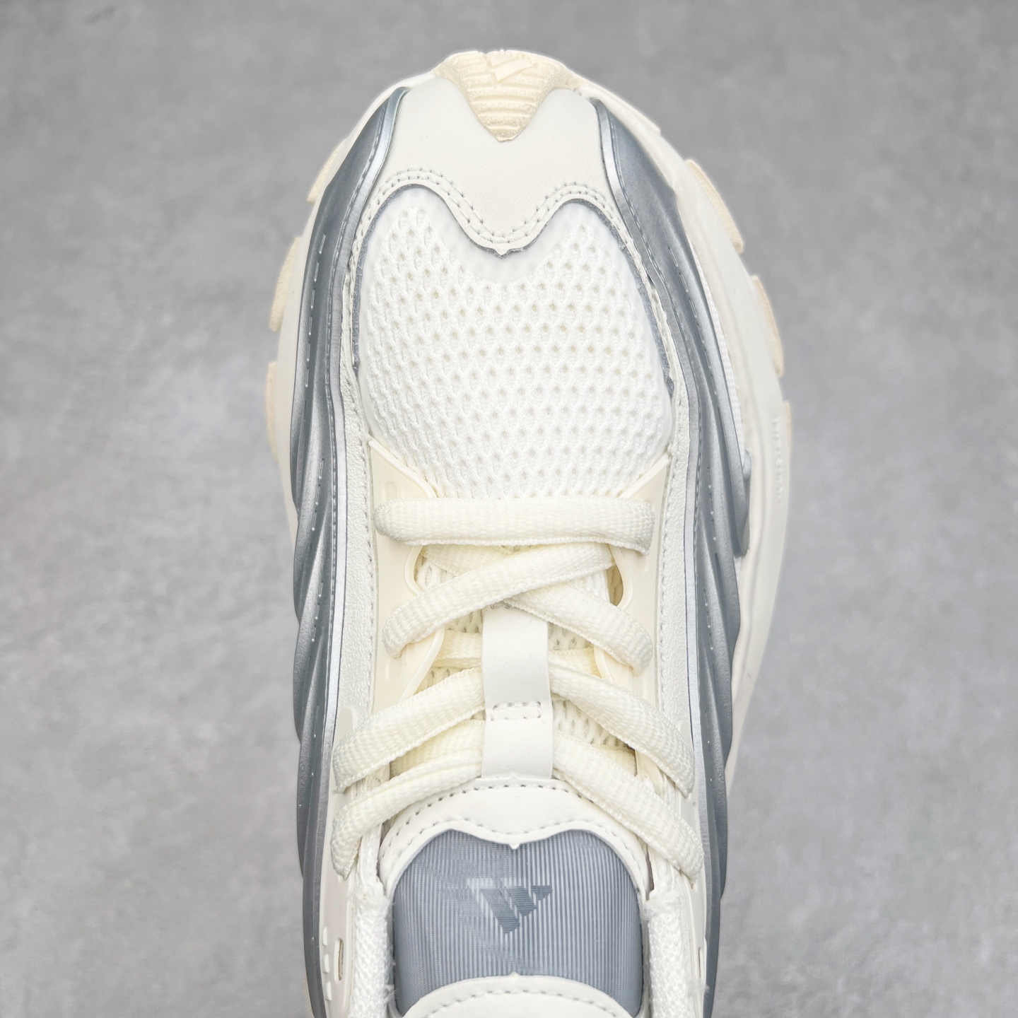 图片[4]-AD XLG MTW系列 舒适百搭防滑耐磨低帮跑步鞋老爹鞋 JR6390 鞋面采用贯穿式银条 完整的线条流畅度带来充分的视觉享受 鞋舌若隐若现的LOGO充满神秘感 夸张的鞋后跟幅度设计 线条感延伸至后跟标志三条杆彰显adidas调性 中底采用LIGHT STRIKE科技 在满足穿搭属性的同时提供舒适的脚感 完整的流线型设计语言 从鞋面贯穿到鞋底以及鞋花纹路 颜值与实力兼具 秀场与日常皆融 未来已来 让我们继续期待 实拍调校N版已经零色差零失真 百分百还原实物色彩所见即所得 不存在货不对板色差等低级问题 选购参考实物拍摄 不混卖不参货 只用心做好货严格选品 承诺混一赔十 尺码：36 36.5 37.5 38 38.5 39 40 40.5 41 42 42.5 43 44 44.5 45-选品中心