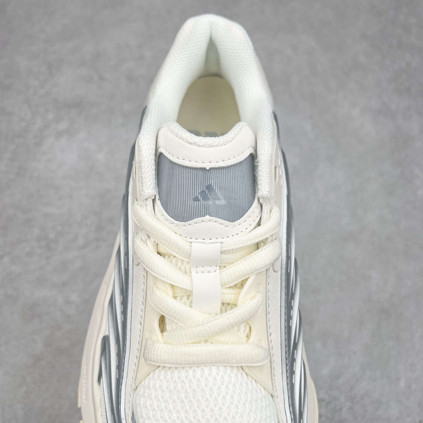 图片[5]-AD XLG MTW系列 舒适百搭防滑耐磨低帮跑步鞋老爹鞋 JR6390 鞋面采用贯穿式银条 完整的线条流畅度带来充分的视觉享受 鞋舌若隐若现的LOGO充满神秘感 夸张的鞋后跟幅度设计 线条感延伸至后跟标志三条杆彰显adidas调性 中底采用LIGHT STRIKE科技 在满足穿搭属性的同时提供舒适的脚感 完整的流线型设计语言 从鞋面贯穿到鞋底以及鞋花纹路 颜值与实力兼具 秀场与日常皆融 未来已来 让我们继续期待 实拍调校N版已经零色差零失真 百分百还原实物色彩所见即所得 不存在货不对板色差等低级问题 选购参考实物拍摄 不混卖不参货 只用心做好货严格选品 承诺混一赔十 尺码：36 36.5 37.5 38 38.5 39 40 40.5 41 42 42.5 43 44 44.5 45-选品中心