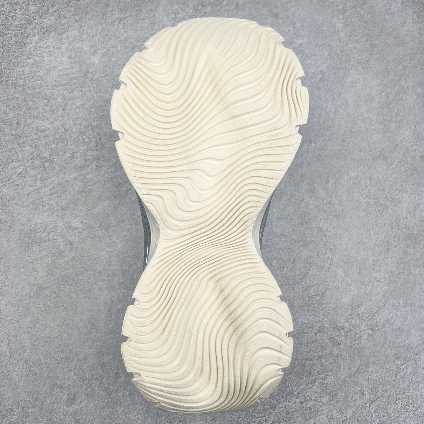 图片[9]-AD XLG MTW系列 舒适百搭防滑耐磨低帮跑步鞋老爹鞋 JR6390 鞋面采用贯穿式银条 完整的线条流畅度带来充分的视觉享受 鞋舌若隐若现的LOGO充满神秘感 夸张的鞋后跟幅度设计 线条感延伸至后跟标志三条杆彰显adidas调性 中底采用LIGHT STRIKE科技 在满足穿搭属性的同时提供舒适的脚感 完整的流线型设计语言 从鞋面贯穿到鞋底以及鞋花纹路 颜值与实力兼具 秀场与日常皆融 未来已来 让我们继续期待 实拍调校N版已经零色差零失真 百分百还原实物色彩所见即所得 不存在货不对板色差等低级问题 选购参考实物拍摄 不混卖不参货 只用心做好货严格选品 承诺混一赔十 尺码：36 36.5 37.5 38 38.5 39 40 40.5 41 42 42.5 43 44 44.5 45-选品中心