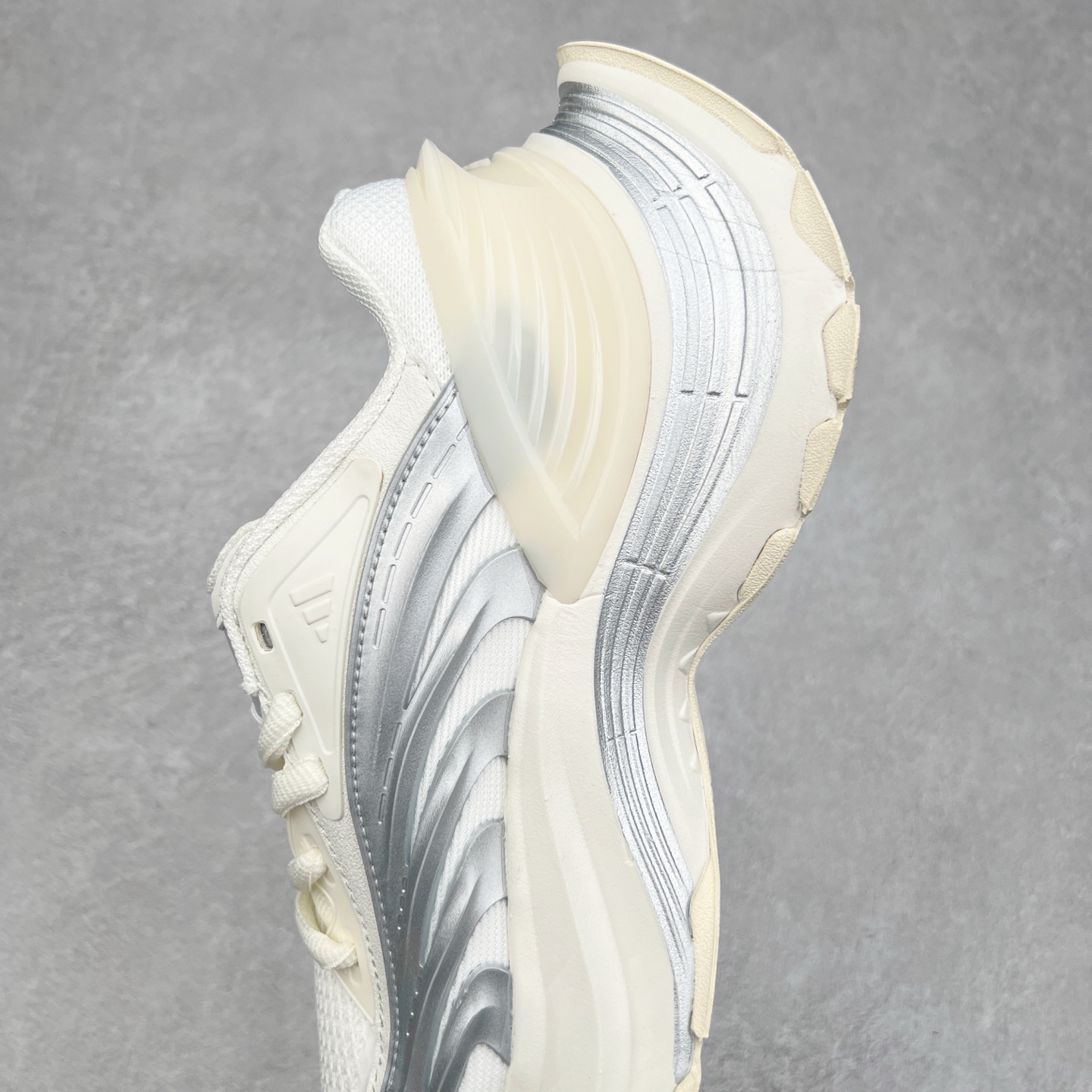 图片[7]-AD XLG MTW系列 舒适百搭防滑耐磨低帮跑步鞋老爹鞋 JR6390 鞋面采用贯穿式银条 完整的线条流畅度带来充分的视觉享受 鞋舌若隐若现的LOGO充满神秘感 夸张的鞋后跟幅度设计 线条感延伸至后跟标志三条杆彰显adidas调性 中底采用LIGHT STRIKE科技 在满足穿搭属性的同时提供舒适的脚感 完整的流线型设计语言 从鞋面贯穿到鞋底以及鞋花纹路 颜值与实力兼具 秀场与日常皆融 未来已来 让我们继续期待 实拍调校N版已经零色差零失真 百分百还原实物色彩所见即所得 不存在货不对板色差等低级问题 选购参考实物拍摄 不混卖不参货 只用心做好货严格选品 承诺混一赔十 尺码：36 36.5 37.5 38 38.5 39 40 40.5 41 42 42.5 43 44 44.5 45-选品中心