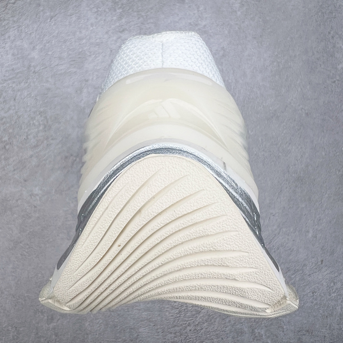 图片[8]-AD XLG MTW系列 舒适百搭防滑耐磨低帮跑步鞋老爹鞋 JR6390 鞋面采用贯穿式银条 完整的线条流畅度带来充分的视觉享受 鞋舌若隐若现的LOGO充满神秘感 夸张的鞋后跟幅度设计 线条感延伸至后跟标志三条杆彰显adidas调性 中底采用LIGHT STRIKE科技 在满足穿搭属性的同时提供舒适的脚感 完整的流线型设计语言 从鞋面贯穿到鞋底以及鞋花纹路 颜值与实力兼具 秀场与日常皆融 未来已来 让我们继续期待 实拍调校N版已经零色差零失真 百分百还原实物色彩所见即所得 不存在货不对板色差等低级问题 选购参考实物拍摄 不混卖不参货 只用心做好货严格选品 承诺混一赔十 尺码：36 36.5 37.5 38 38.5 39 40 40.5 41 42 42.5 43 44 44.5 45-选品中心