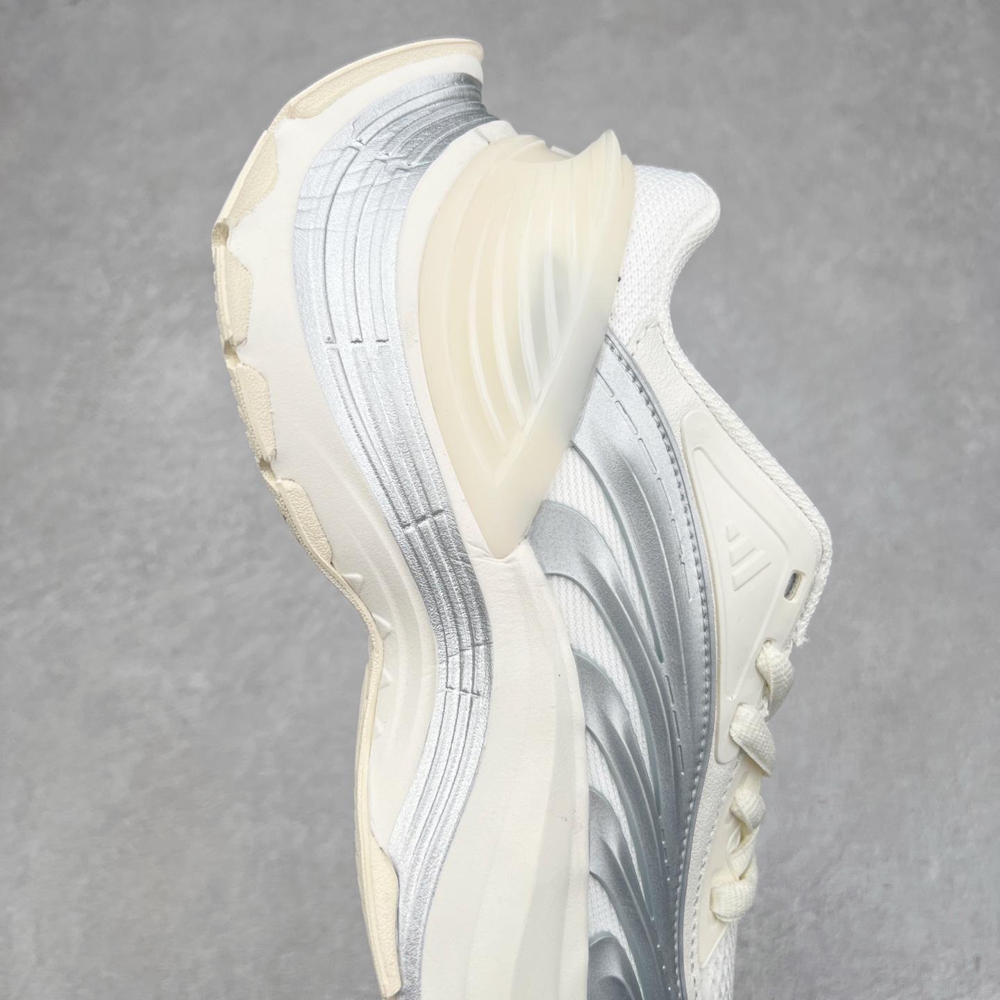 图片[6]-AD XLG MTW系列 舒适百搭防滑耐磨低帮跑步鞋老爹鞋 JR6390 鞋面采用贯穿式银条 完整的线条流畅度带来充分的视觉享受 鞋舌若隐若现的LOGO充满神秘感 夸张的鞋后跟幅度设计 线条感延伸至后跟标志三条杆彰显adidas调性 中底采用LIGHT STRIKE科技 在满足穿搭属性的同时提供舒适的脚感 完整的流线型设计语言 从鞋面贯穿到鞋底以及鞋花纹路 颜值与实力兼具 秀场与日常皆融 未来已来 让我们继续期待 实拍调校N版已经零色差零失真 百分百还原实物色彩所见即所得 不存在货不对板色差等低级问题 选购参考实物拍摄 不混卖不参货 只用心做好货严格选品 承诺混一赔十 尺码：36 36.5 37.5 38 38.5 39 40 40.5 41 42 42.5 43 44 44.5 45-选品中心