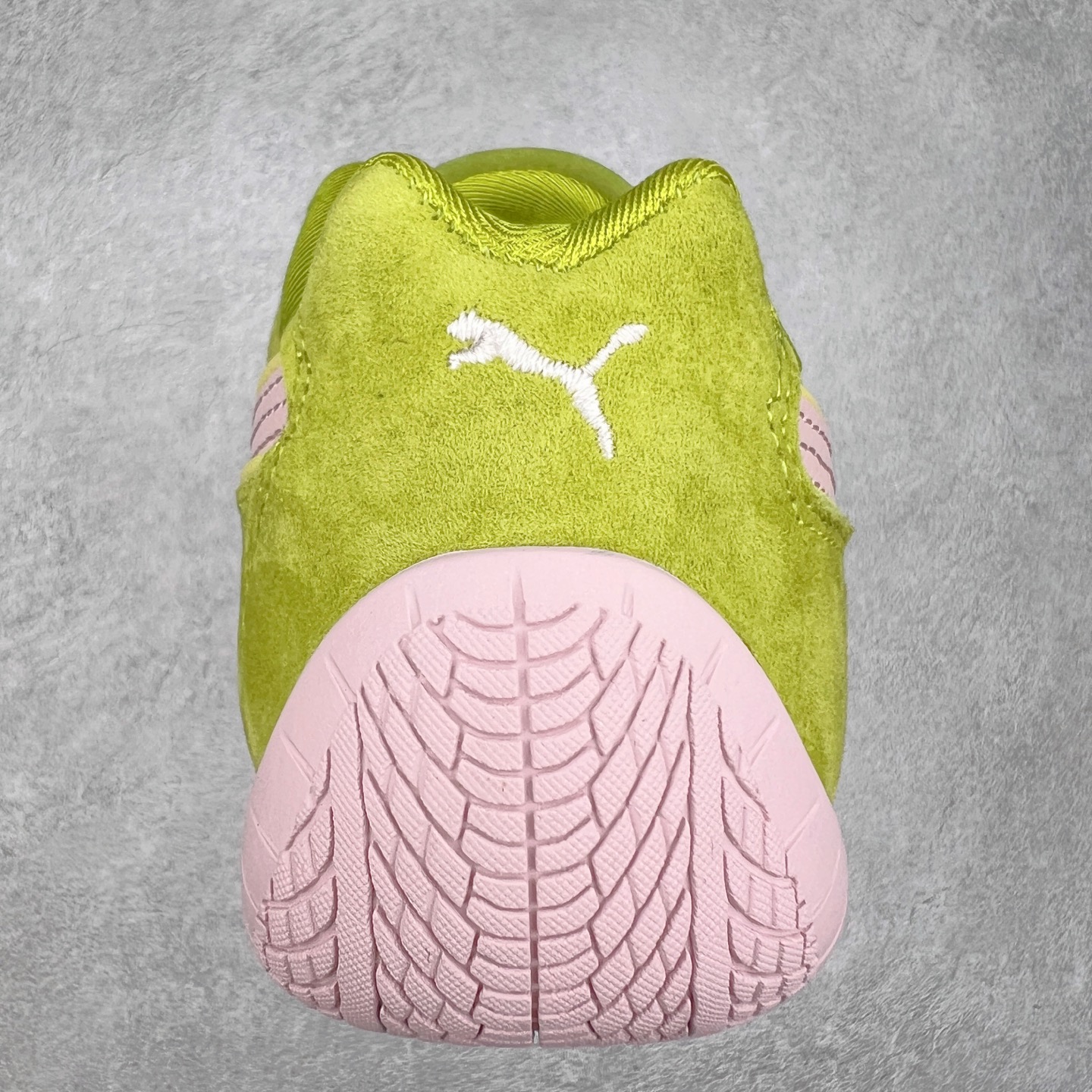 图片[8]-＃TG特价福利 PUMA Speedca OG 彪马极速赛车系列低帮德训风拼接复古百搭休闲运动赛车鞋 鞋款从80、90年代赛车手所穿的防火赛车鞋为原型，鞋身线条模仿了赛车的流线廓形，体现了空气动力学原理的结构。简约流畅的外观，恰好又和贯穿其中的Formstrip Logo融合恰到好处，视觉上细节丰富且协调。本次Speedcat OG鞋款归来，最大看点自然式保留了窄版鞋型以及薄底构造。这两年各品牌鞋底越做越厚，Speedcat反其道而行之，上脚几乎无鞋底的效果带来耳目一新的视觉体验。鞋面依旧是以质感细腻的麂皮材质打造，并且大面积近乎全包裹的使用，复古味道也愈发浓烈。配色上更是将最原始的黑色和红色带回，向F1赛车队的标志性队服致敬。相信让各位一眼种草的更多是出挑的大红色，上脚即可瞬间点亮整体造型，在以球鞋为核心的OOTD中脱颖而出。而另一款黑色则是低调的万金油，彰显新潮个性的同时又不喧宾夺主，也是热爱简约系穿搭朋友的首选。 尺码：35.5 36 37 37.5 38 38.5 39 40 40.5 41 42 42.5 43 44 44.5 45-选品中心