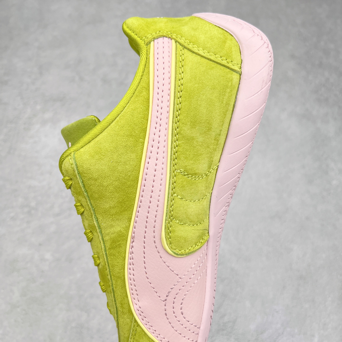 图片[7]-＃TG特价福利 PUMA Speedca OG 彪马极速赛车系列低帮德训风拼接复古百搭休闲运动赛车鞋 鞋款从80、90年代赛车手所穿的防火赛车鞋为原型，鞋身线条模仿了赛车的流线廓形，体现了空气动力学原理的结构。简约流畅的外观，恰好又和贯穿其中的Formstrip Logo融合恰到好处，视觉上细节丰富且协调。本次Speedcat OG鞋款归来，最大看点自然式保留了窄版鞋型以及薄底构造。这两年各品牌鞋底越做越厚，Speedcat反其道而行之，上脚几乎无鞋底的效果带来耳目一新的视觉体验。鞋面依旧是以质感细腻的麂皮材质打造，并且大面积近乎全包裹的使用，复古味道也愈发浓烈。配色上更是将最原始的黑色和红色带回，向F1赛车队的标志性队服致敬。相信让各位一眼种草的更多是出挑的大红色，上脚即可瞬间点亮整体造型，在以球鞋为核心的OOTD中脱颖而出。而另一款黑色则是低调的万金油，彰显新潮个性的同时又不喧宾夺主，也是热爱简约系穿搭朋友的首选。 尺码：35.5 36 37 37.5 38 38.5 39 40 40.5 41 42 42.5 43 44 44.5 45-选品中心