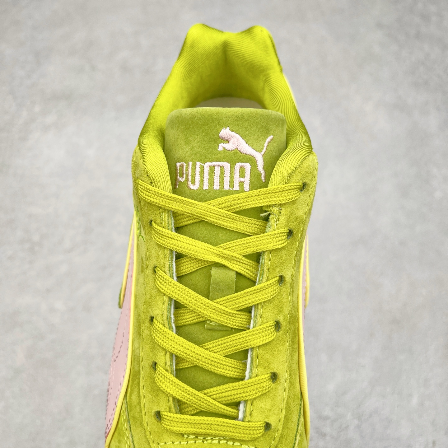 图片[5]-＃TG特价福利 PUMA Speedca OG 彪马极速赛车系列低帮德训风拼接复古百搭休闲运动赛车鞋 鞋款从80、90年代赛车手所穿的防火赛车鞋为原型，鞋身线条模仿了赛车的流线廓形，体现了空气动力学原理的结构。简约流畅的外观，恰好又和贯穿其中的Formstrip Logo融合恰到好处，视觉上细节丰富且协调。本次Speedcat OG鞋款归来，最大看点自然式保留了窄版鞋型以及薄底构造。这两年各品牌鞋底越做越厚，Speedcat反其道而行之，上脚几乎无鞋底的效果带来耳目一新的视觉体验。鞋面依旧是以质感细腻的麂皮材质打造，并且大面积近乎全包裹的使用，复古味道也愈发浓烈。配色上更是将最原始的黑色和红色带回，向F1赛车队的标志性队服致敬。相信让各位一眼种草的更多是出挑的大红色，上脚即可瞬间点亮整体造型，在以球鞋为核心的OOTD中脱颖而出。而另一款黑色则是低调的万金油，彰显新潮个性的同时又不喧宾夺主，也是热爱简约系穿搭朋友的首选。 尺码：35.5 36 37 37.5 38 38.5 39 40 40.5 41 42 42.5 43 44 44.5 45-选品中心