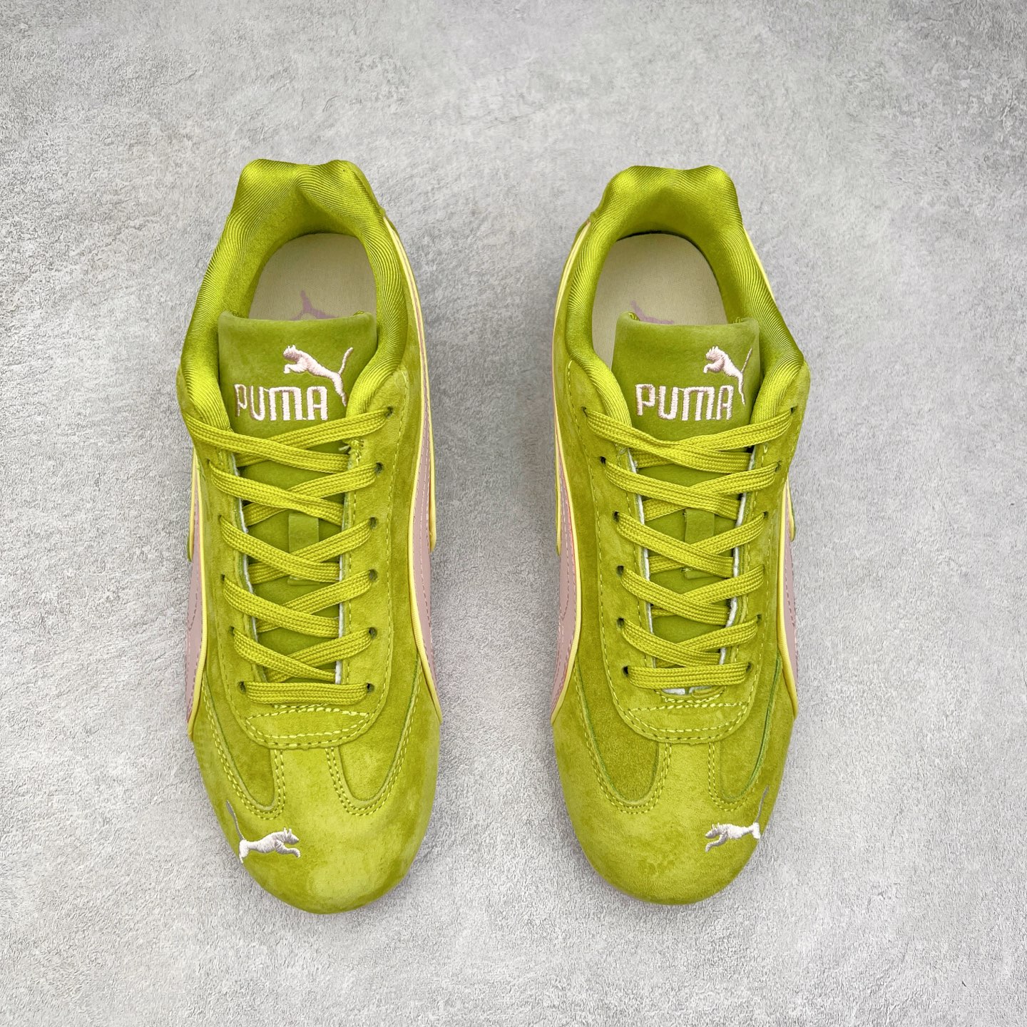 图片[2]-＃TG特价福利 PUMA Speedca OG 彪马极速赛车系列低帮德训风拼接复古百搭休闲运动赛车鞋 鞋款从80、90年代赛车手所穿的防火赛车鞋为原型，鞋身线条模仿了赛车的流线廓形，体现了空气动力学原理的结构。简约流畅的外观，恰好又和贯穿其中的Formstrip Logo融合恰到好处，视觉上细节丰富且协调。本次Speedcat OG鞋款归来，最大看点自然式保留了窄版鞋型以及薄底构造。这两年各品牌鞋底越做越厚，Speedcat反其道而行之，上脚几乎无鞋底的效果带来耳目一新的视觉体验。鞋面依旧是以质感细腻的麂皮材质打造，并且大面积近乎全包裹的使用，复古味道也愈发浓烈。配色上更是将最原始的黑色和红色带回，向F1赛车队的标志性队服致敬。相信让各位一眼种草的更多是出挑的大红色，上脚即可瞬间点亮整体造型，在以球鞋为核心的OOTD中脱颖而出。而另一款黑色则是低调的万金油，彰显新潮个性的同时又不喧宾夺主，也是热爱简约系穿搭朋友的首选。 尺码：35.5 36 37 37.5 38 38.5 39 40 40.5 41 42 42.5 43 44 44.5 45-选品中心