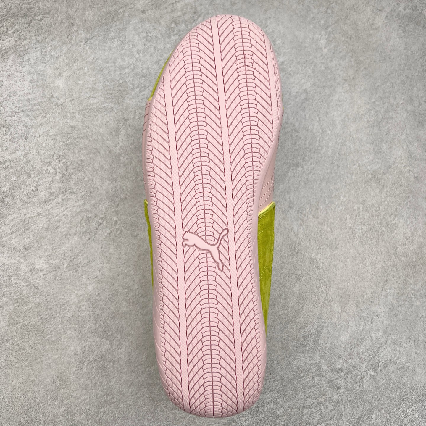 图片[9]-＃TG特价福利 PUMA Speedca OG 彪马极速赛车系列低帮德训风拼接复古百搭休闲运动赛车鞋 鞋款从80、90年代赛车手所穿的防火赛车鞋为原型，鞋身线条模仿了赛车的流线廓形，体现了空气动力学原理的结构。简约流畅的外观，恰好又和贯穿其中的Formstrip Logo融合恰到好处，视觉上细节丰富且协调。本次Speedcat OG鞋款归来，最大看点自然式保留了窄版鞋型以及薄底构造。这两年各品牌鞋底越做越厚，Speedcat反其道而行之，上脚几乎无鞋底的效果带来耳目一新的视觉体验。鞋面依旧是以质感细腻的麂皮材质打造，并且大面积近乎全包裹的使用，复古味道也愈发浓烈。配色上更是将最原始的黑色和红色带回，向F1赛车队的标志性队服致敬。相信让各位一眼种草的更多是出挑的大红色，上脚即可瞬间点亮整体造型，在以球鞋为核心的OOTD中脱颖而出。而另一款黑色则是低调的万金油，彰显新潮个性的同时又不喧宾夺主，也是热爱简约系穿搭朋友的首选。 尺码：35.5 36 37 37.5 38 38.5 39 40 40.5 41 42 42.5 43 44 44.5 45-选品中心