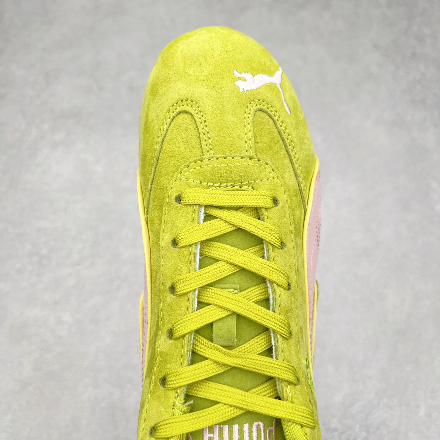 图片[4]-＃TG特价福利 PUMA Speedca OG 彪马极速赛车系列低帮德训风拼接复古百搭休闲运动赛车鞋 鞋款从80、90年代赛车手所穿的防火赛车鞋为原型，鞋身线条模仿了赛车的流线廓形，体现了空气动力学原理的结构。简约流畅的外观，恰好又和贯穿其中的Formstrip Logo融合恰到好处，视觉上细节丰富且协调。本次Speedcat OG鞋款归来，最大看点自然式保留了窄版鞋型以及薄底构造。这两年各品牌鞋底越做越厚，Speedcat反其道而行之，上脚几乎无鞋底的效果带来耳目一新的视觉体验。鞋面依旧是以质感细腻的麂皮材质打造，并且大面积近乎全包裹的使用，复古味道也愈发浓烈。配色上更是将最原始的黑色和红色带回，向F1赛车队的标志性队服致敬。相信让各位一眼种草的更多是出挑的大红色，上脚即可瞬间点亮整体造型，在以球鞋为核心的OOTD中脱颖而出。而另一款黑色则是低调的万金油，彰显新潮个性的同时又不喧宾夺主，也是热爱简约系穿搭朋友的首选。 尺码：35.5 36 37 37.5 38 38.5 39 40 40.5 41 42 42.5 43 44 44.5 45-选品中心