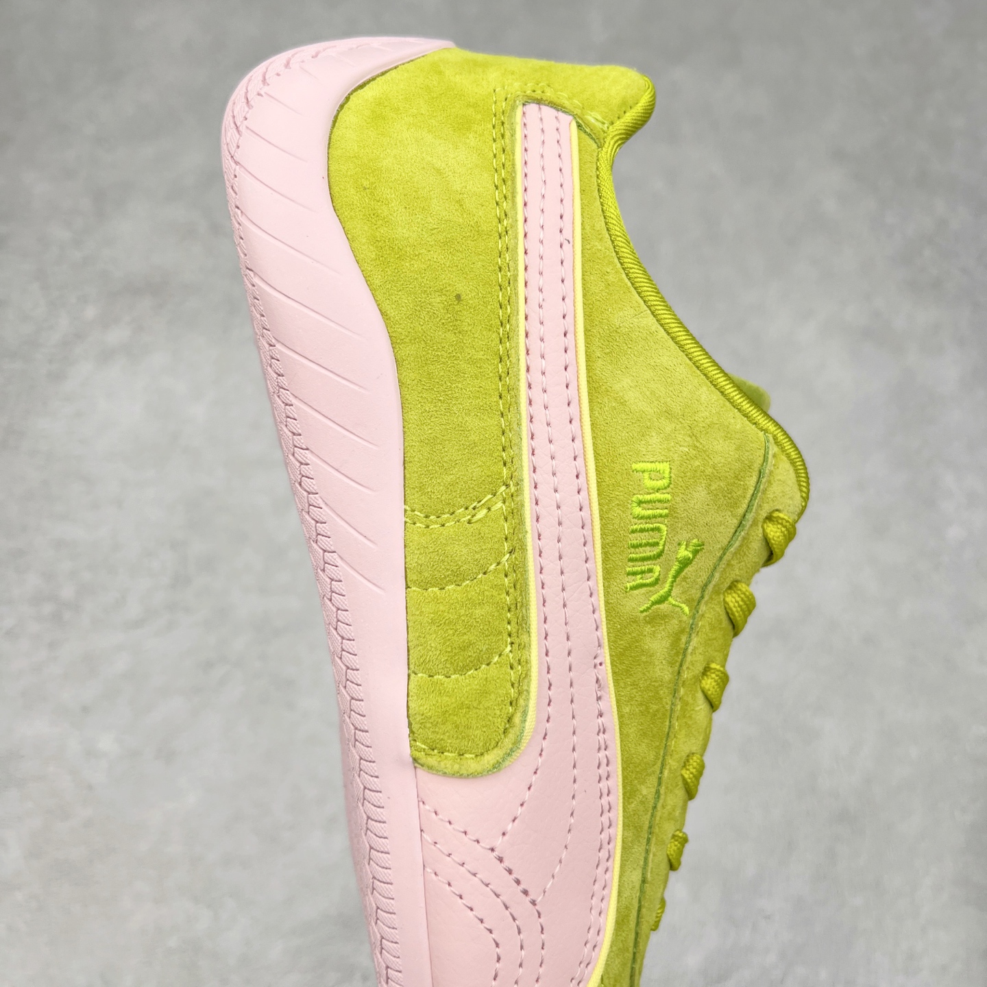 图片[6]-＃TG特价福利 PUMA Speedca OG 彪马极速赛车系列低帮德训风拼接复古百搭休闲运动赛车鞋 鞋款从80、90年代赛车手所穿的防火赛车鞋为原型，鞋身线条模仿了赛车的流线廓形，体现了空气动力学原理的结构。简约流畅的外观，恰好又和贯穿其中的Formstrip Logo融合恰到好处，视觉上细节丰富且协调。本次Speedcat OG鞋款归来，最大看点自然式保留了窄版鞋型以及薄底构造。这两年各品牌鞋底越做越厚，Speedcat反其道而行之，上脚几乎无鞋底的效果带来耳目一新的视觉体验。鞋面依旧是以质感细腻的麂皮材质打造，并且大面积近乎全包裹的使用，复古味道也愈发浓烈。配色上更是将最原始的黑色和红色带回，向F1赛车队的标志性队服致敬。相信让各位一眼种草的更多是出挑的大红色，上脚即可瞬间点亮整体造型，在以球鞋为核心的OOTD中脱颖而出。而另一款黑色则是低调的万金油，彰显新潮个性的同时又不喧宾夺主，也是热爱简约系穿搭朋友的首选。 尺码：35.5 36 37 37.5 38 38.5 39 40 40.5 41 42 42.5 43 44 44.5 45-选品中心