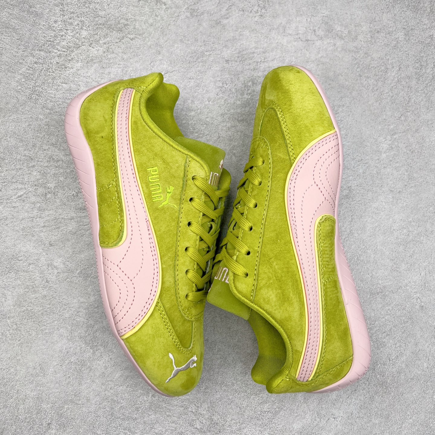 图片[3]-＃TG特价福利 PUMA Speedca OG 彪马极速赛车系列低帮德训风拼接复古百搭休闲运动赛车鞋 鞋款从80、90年代赛车手所穿的防火赛车鞋为原型，鞋身线条模仿了赛车的流线廓形，体现了空气动力学原理的结构。简约流畅的外观，恰好又和贯穿其中的Formstrip Logo融合恰到好处，视觉上细节丰富且协调。本次Speedcat OG鞋款归来，最大看点自然式保留了窄版鞋型以及薄底构造。这两年各品牌鞋底越做越厚，Speedcat反其道而行之，上脚几乎无鞋底的效果带来耳目一新的视觉体验。鞋面依旧是以质感细腻的麂皮材质打造，并且大面积近乎全包裹的使用，复古味道也愈发浓烈。配色上更是将最原始的黑色和红色带回，向F1赛车队的标志性队服致敬。相信让各位一眼种草的更多是出挑的大红色，上脚即可瞬间点亮整体造型，在以球鞋为核心的OOTD中脱颖而出。而另一款黑色则是低调的万金油，彰显新潮个性的同时又不喧宾夺主，也是热爱简约系穿搭朋友的首选。 尺码：35.5 36 37 37.5 38 38.5 39 40 40.5 41 42 42.5 43 44 44.5 45-选品中心