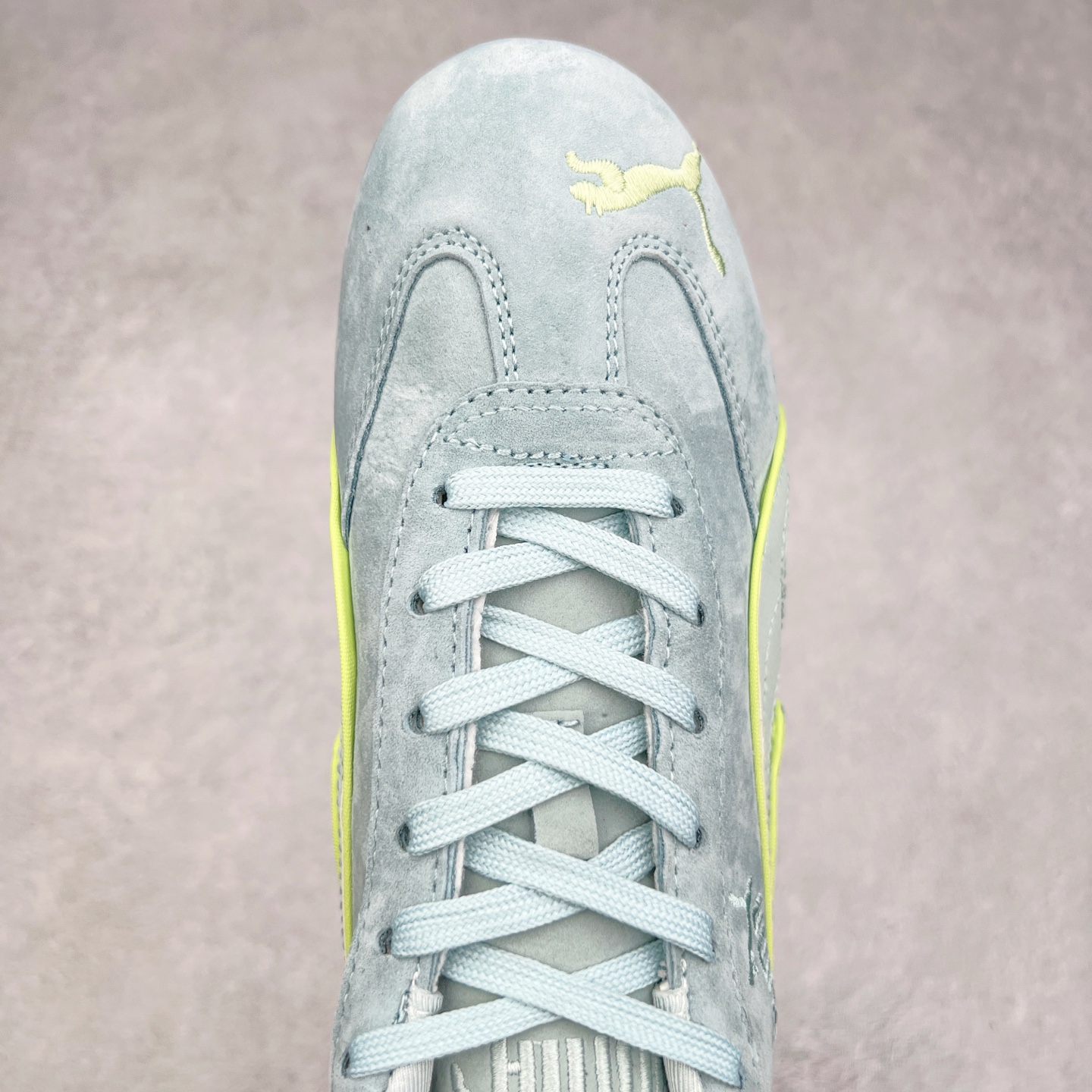 图片[4]-＃TG特价福利 PUMA Speedca OG 彪马极速赛车系列低帮德训风拼接复古百搭休闲运动赛车鞋 鞋款从80、90年代赛车手所穿的防火赛车鞋为原型，鞋身线条模仿了赛车的流线廓形，体现了空气动力学原理的结构。简约流畅的外观，恰好又和贯穿其中的Formstrip Logo融合恰到好处，视觉上细节丰富且协调。本次Speedcat OG鞋款归来，最大看点自然式保留了窄版鞋型以及薄底构造。这两年各品牌鞋底越做越厚，Speedcat反其道而行之，上脚几乎无鞋底的效果带来耳目一新的视觉体验。鞋面依旧是以质感细腻的麂皮材质打造，并且大面积近乎全包裹的使用，复古味道也愈发浓烈。配色上更是将最原始的黑色和红色带回，向F1赛车队的标志性队服致敬。相信让各位一眼种草的更多是出挑的大红色，上脚即可瞬间点亮整体造型，在以球鞋为核心的OOTD中脱颖而出。而另一款黑色则是低调的万金油，彰显新潮个性的同时又不喧宾夺主，也是热爱简约系穿搭朋友的首选。 尺码：35.5 36 37 37.5 38 38.5 39 40 40.5 41 42 42.5 43 44 44.5 45-选品中心