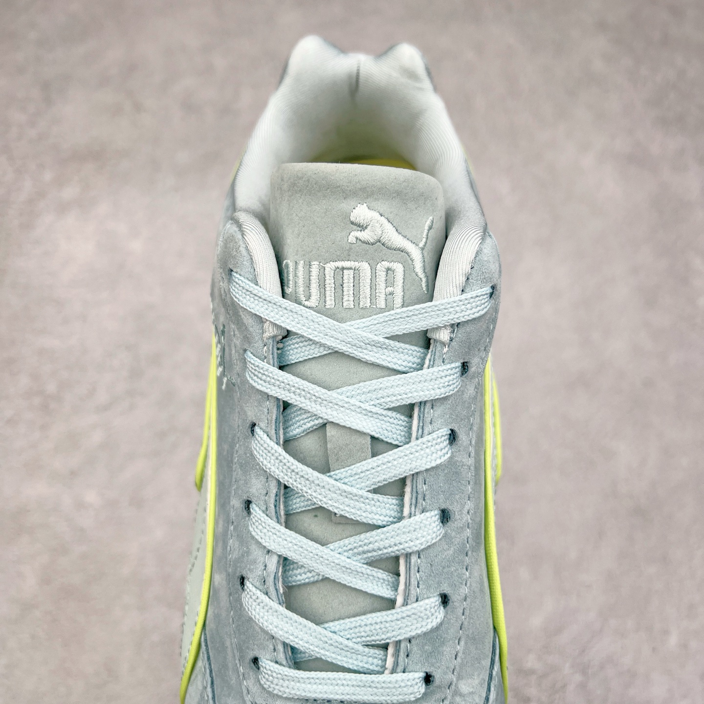 图片[5]-＃TG特价福利 PUMA Speedca OG 彪马极速赛车系列低帮德训风拼接复古百搭休闲运动赛车鞋 鞋款从80、90年代赛车手所穿的防火赛车鞋为原型，鞋身线条模仿了赛车的流线廓形，体现了空气动力学原理的结构。简约流畅的外观，恰好又和贯穿其中的Formstrip Logo融合恰到好处，视觉上细节丰富且协调。本次Speedcat OG鞋款归来，最大看点自然式保留了窄版鞋型以及薄底构造。这两年各品牌鞋底越做越厚，Speedcat反其道而行之，上脚几乎无鞋底的效果带来耳目一新的视觉体验。鞋面依旧是以质感细腻的麂皮材质打造，并且大面积近乎全包裹的使用，复古味道也愈发浓烈。配色上更是将最原始的黑色和红色带回，向F1赛车队的标志性队服致敬。相信让各位一眼种草的更多是出挑的大红色，上脚即可瞬间点亮整体造型，在以球鞋为核心的OOTD中脱颖而出。而另一款黑色则是低调的万金油，彰显新潮个性的同时又不喧宾夺主，也是热爱简约系穿搭朋友的首选。 尺码：35.5 36 37 37.5 38 38.5 39 40 40.5 41 42 42.5 43 44 44.5 45-选品中心