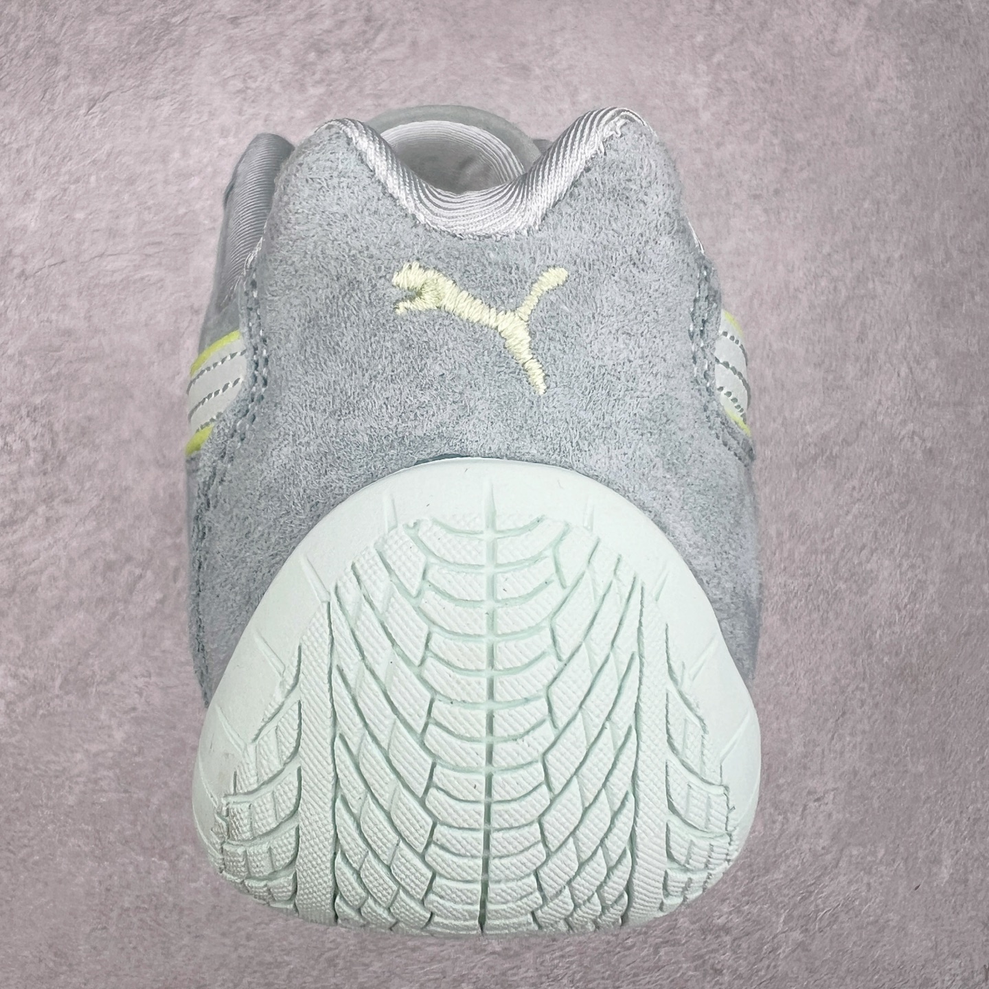 图片[8]-＃TG特价福利 PUMA Speedca OG 彪马极速赛车系列低帮德训风拼接复古百搭休闲运动赛车鞋 鞋款从80、90年代赛车手所穿的防火赛车鞋为原型，鞋身线条模仿了赛车的流线廓形，体现了空气动力学原理的结构。简约流畅的外观，恰好又和贯穿其中的Formstrip Logo融合恰到好处，视觉上细节丰富且协调。本次Speedcat OG鞋款归来，最大看点自然式保留了窄版鞋型以及薄底构造。这两年各品牌鞋底越做越厚，Speedcat反其道而行之，上脚几乎无鞋底的效果带来耳目一新的视觉体验。鞋面依旧是以质感细腻的麂皮材质打造，并且大面积近乎全包裹的使用，复古味道也愈发浓烈。配色上更是将最原始的黑色和红色带回，向F1赛车队的标志性队服致敬。相信让各位一眼种草的更多是出挑的大红色，上脚即可瞬间点亮整体造型，在以球鞋为核心的OOTD中脱颖而出。而另一款黑色则是低调的万金油，彰显新潮个性的同时又不喧宾夺主，也是热爱简约系穿搭朋友的首选。 尺码：35.5 36 37 37.5 38 38.5 39 40 40.5 41 42 42.5 43 44 44.5 45-选品中心