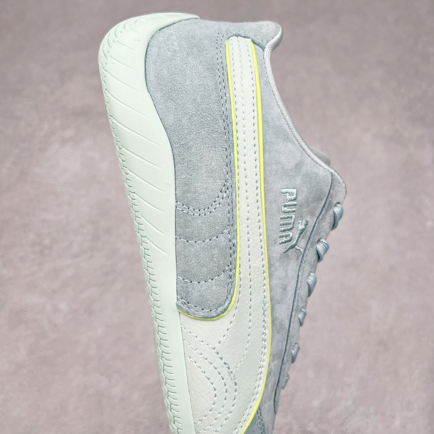 图片[6]-＃TG特价福利 PUMA Speedca OG 彪马极速赛车系列低帮德训风拼接复古百搭休闲运动赛车鞋 鞋款从80、90年代赛车手所穿的防火赛车鞋为原型，鞋身线条模仿了赛车的流线廓形，体现了空气动力学原理的结构。简约流畅的外观，恰好又和贯穿其中的Formstrip Logo融合恰到好处，视觉上细节丰富且协调。本次Speedcat OG鞋款归来，最大看点自然式保留了窄版鞋型以及薄底构造。这两年各品牌鞋底越做越厚，Speedcat反其道而行之，上脚几乎无鞋底的效果带来耳目一新的视觉体验。鞋面依旧是以质感细腻的麂皮材质打造，并且大面积近乎全包裹的使用，复古味道也愈发浓烈。配色上更是将最原始的黑色和红色带回，向F1赛车队的标志性队服致敬。相信让各位一眼种草的更多是出挑的大红色，上脚即可瞬间点亮整体造型，在以球鞋为核心的OOTD中脱颖而出。而另一款黑色则是低调的万金油，彰显新潮个性的同时又不喧宾夺主，也是热爱简约系穿搭朋友的首选。 尺码：35.5 36 37 37.5 38 38.5 39 40 40.5 41 42 42.5 43 44 44.5 45-选品中心