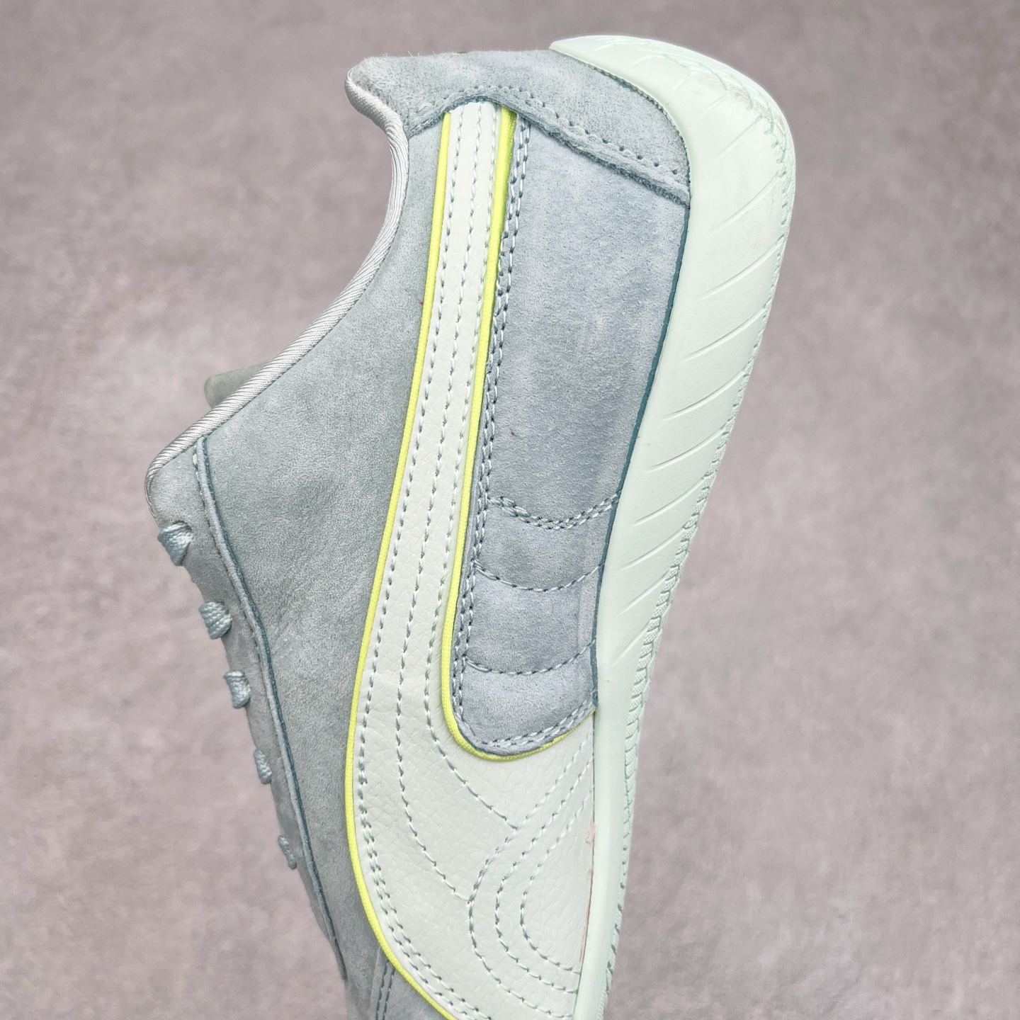 图片[7]-＃TG特价福利 PUMA Speedca OG 彪马极速赛车系列低帮德训风拼接复古百搭休闲运动赛车鞋 鞋款从80、90年代赛车手所穿的防火赛车鞋为原型，鞋身线条模仿了赛车的流线廓形，体现了空气动力学原理的结构。简约流畅的外观，恰好又和贯穿其中的Formstrip Logo融合恰到好处，视觉上细节丰富且协调。本次Speedcat OG鞋款归来，最大看点自然式保留了窄版鞋型以及薄底构造。这两年各品牌鞋底越做越厚，Speedcat反其道而行之，上脚几乎无鞋底的效果带来耳目一新的视觉体验。鞋面依旧是以质感细腻的麂皮材质打造，并且大面积近乎全包裹的使用，复古味道也愈发浓烈。配色上更是将最原始的黑色和红色带回，向F1赛车队的标志性队服致敬。相信让各位一眼种草的更多是出挑的大红色，上脚即可瞬间点亮整体造型，在以球鞋为核心的OOTD中脱颖而出。而另一款黑色则是低调的万金油，彰显新潮个性的同时又不喧宾夺主，也是热爱简约系穿搭朋友的首选。 尺码：35.5 36 37 37.5 38 38.5 39 40 40.5 41 42 42.5 43 44 44.5 45-选品中心