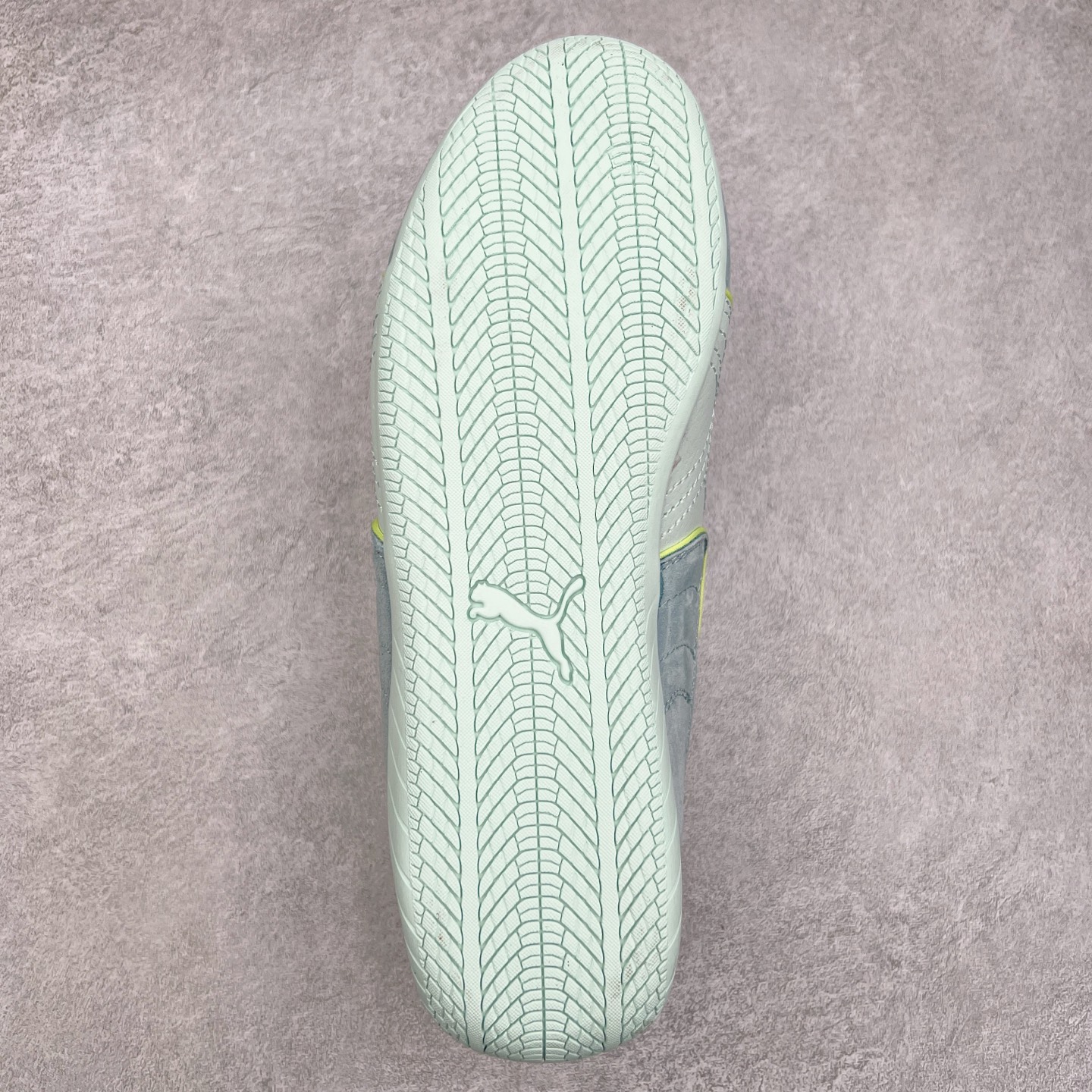 图片[9]-＃TG特价福利 PUMA Speedca OG 彪马极速赛车系列低帮德训风拼接复古百搭休闲运动赛车鞋 鞋款从80、90年代赛车手所穿的防火赛车鞋为原型，鞋身线条模仿了赛车的流线廓形，体现了空气动力学原理的结构。简约流畅的外观，恰好又和贯穿其中的Formstrip Logo融合恰到好处，视觉上细节丰富且协调。本次Speedcat OG鞋款归来，最大看点自然式保留了窄版鞋型以及薄底构造。这两年各品牌鞋底越做越厚，Speedcat反其道而行之，上脚几乎无鞋底的效果带来耳目一新的视觉体验。鞋面依旧是以质感细腻的麂皮材质打造，并且大面积近乎全包裹的使用，复古味道也愈发浓烈。配色上更是将最原始的黑色和红色带回，向F1赛车队的标志性队服致敬。相信让各位一眼种草的更多是出挑的大红色，上脚即可瞬间点亮整体造型，在以球鞋为核心的OOTD中脱颖而出。而另一款黑色则是低调的万金油，彰显新潮个性的同时又不喧宾夺主，也是热爱简约系穿搭朋友的首选。 尺码：35.5 36 37 37.5 38 38.5 39 40 40.5 41 42 42.5 43 44 44.5 45-选品中心