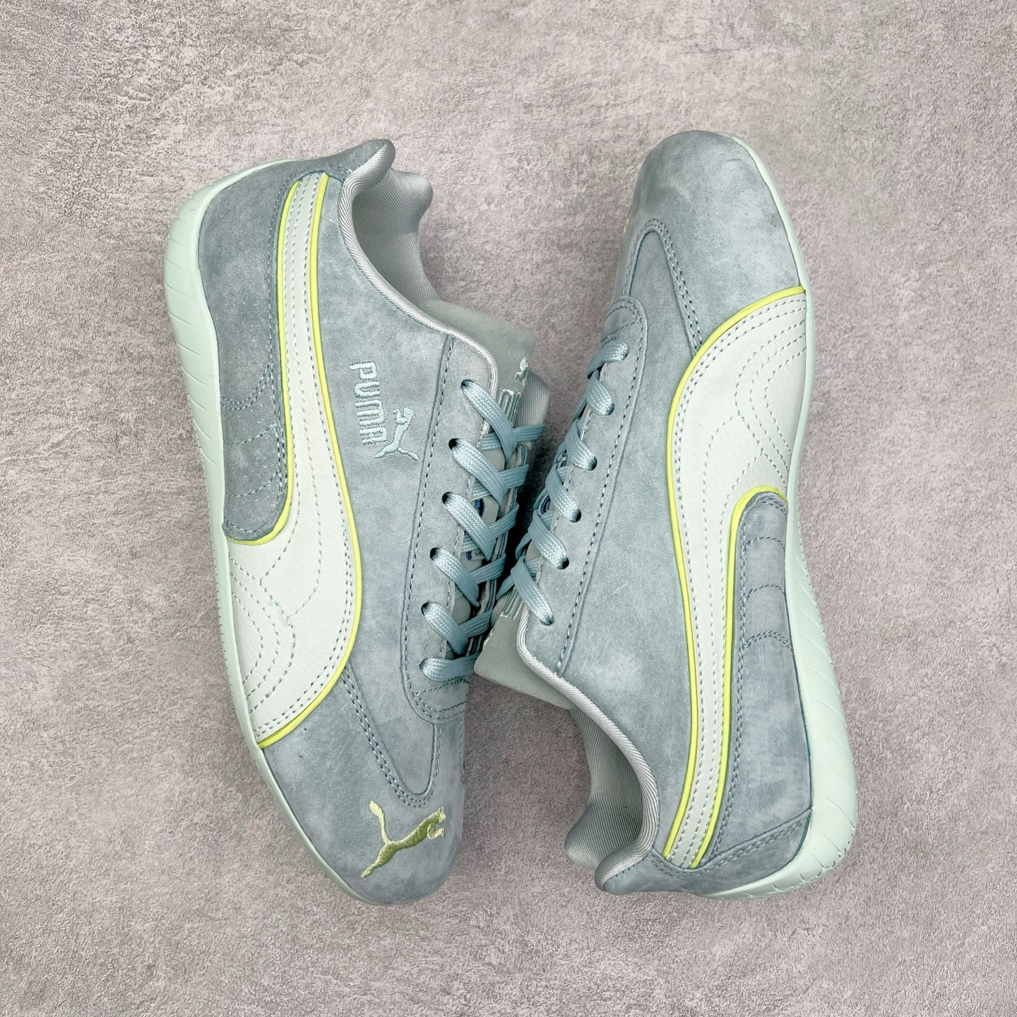 图片[3]-＃TG特价福利 PUMA Speedca OG 彪马极速赛车系列低帮德训风拼接复古百搭休闲运动赛车鞋 鞋款从80、90年代赛车手所穿的防火赛车鞋为原型，鞋身线条模仿了赛车的流线廓形，体现了空气动力学原理的结构。简约流畅的外观，恰好又和贯穿其中的Formstrip Logo融合恰到好处，视觉上细节丰富且协调。本次Speedcat OG鞋款归来，最大看点自然式保留了窄版鞋型以及薄底构造。这两年各品牌鞋底越做越厚，Speedcat反其道而行之，上脚几乎无鞋底的效果带来耳目一新的视觉体验。鞋面依旧是以质感细腻的麂皮材质打造，并且大面积近乎全包裹的使用，复古味道也愈发浓烈。配色上更是将最原始的黑色和红色带回，向F1赛车队的标志性队服致敬。相信让各位一眼种草的更多是出挑的大红色，上脚即可瞬间点亮整体造型，在以球鞋为核心的OOTD中脱颖而出。而另一款黑色则是低调的万金油，彰显新潮个性的同时又不喧宾夺主，也是热爱简约系穿搭朋友的首选。 尺码：35.5 36 37 37.5 38 38.5 39 40 40.5 41 42 42.5 43 44 44.5 45-选品中心