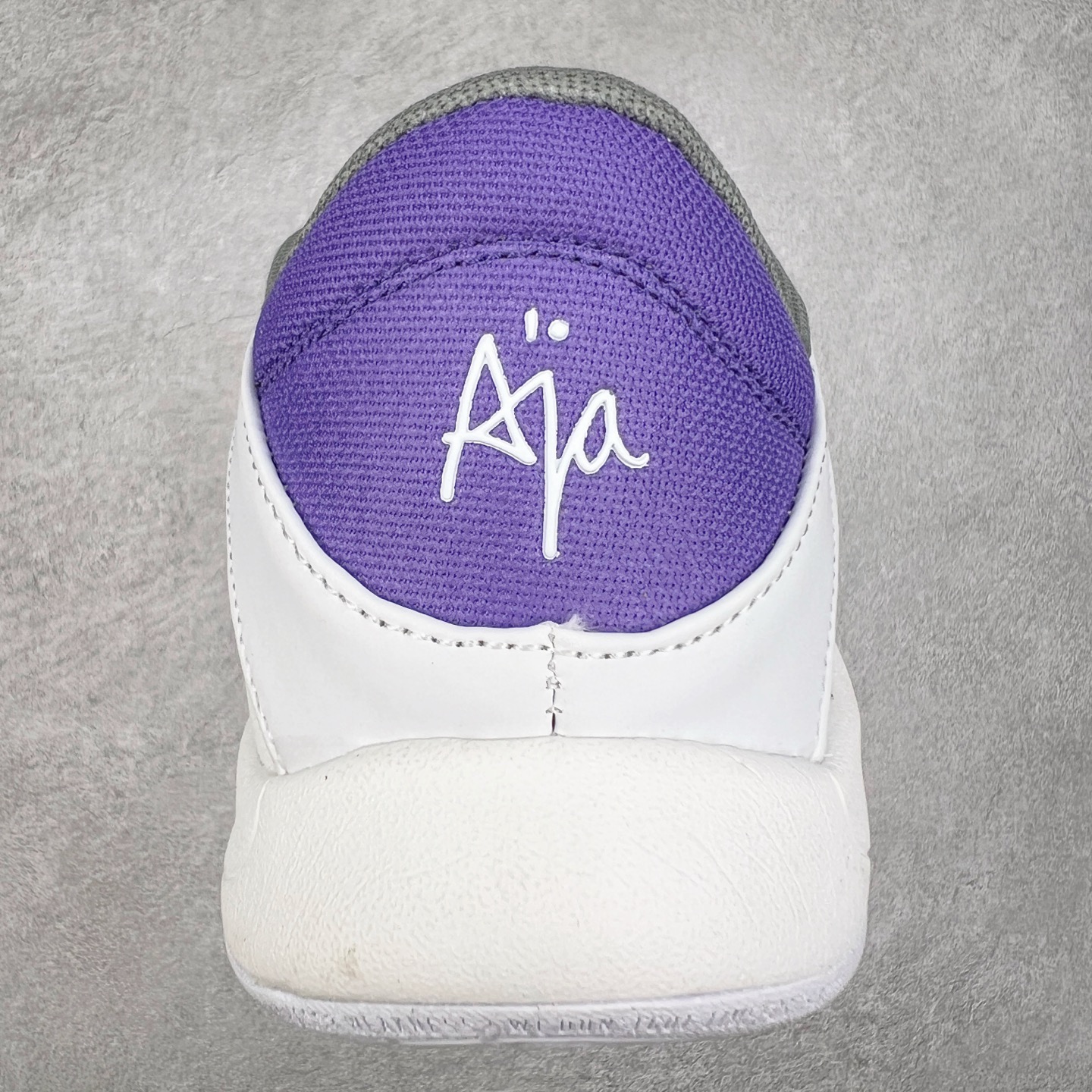 图片[8]-Nike A\’One 舒适百搭防滑耐磨低帮篮球鞋 FZ8605-017 鞋款的主人正是当今 WNBA 现役第一人阿贾·威尔逊。鞋款被命名为 Nike A’One，结合了代目和阿贾的名字，显得十分巧妙。这双鞋历经两年多的精心研发，采用先进的 Cushlon ST2 泡棉技术，提供灵敏的缓震性能，并对抓地力进行了全面革新，确保运动员在球场上能够平稳、迅速地移动。透气网眼鞋面为运动员提供了顶级的支撑效果，非常适合那些勇于挑战极限的球场勇士。尺码：40 40.5 41 42 42.5 43 44 44.5 45 46-选品中心