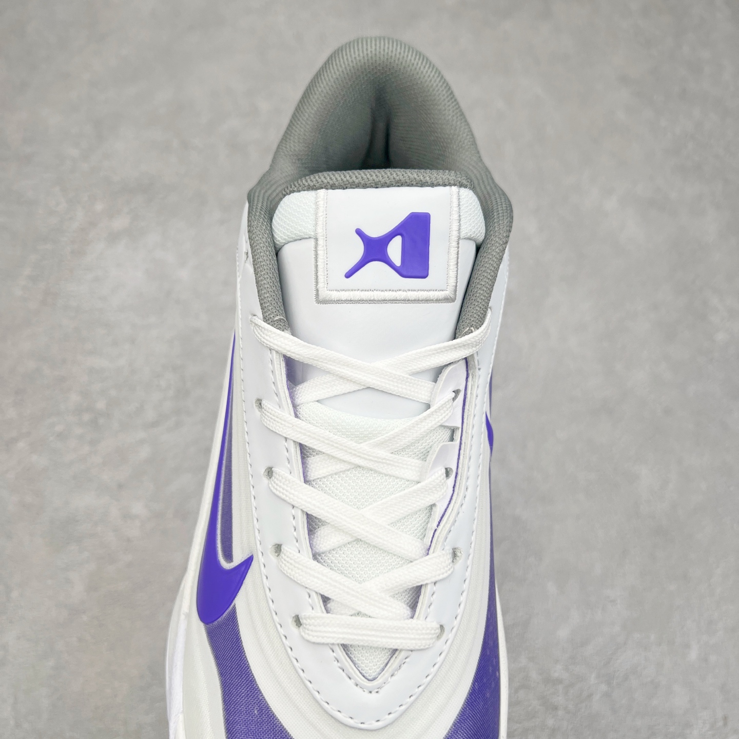 图片[5]-Nike A\’One 舒适百搭防滑耐磨低帮篮球鞋 FZ8605-017 鞋款的主人正是当今 WNBA 现役第一人阿贾·威尔逊。鞋款被命名为 Nike A’One，结合了代目和阿贾的名字，显得十分巧妙。这双鞋历经两年多的精心研发，采用先进的 Cushlon ST2 泡棉技术，提供灵敏的缓震性能，并对抓地力进行了全面革新，确保运动员在球场上能够平稳、迅速地移动。透气网眼鞋面为运动员提供了顶级的支撑效果，非常适合那些勇于挑战极限的球场勇士。尺码：40 40.5 41 42 42.5 43 44 44.5 45 46-选品中心