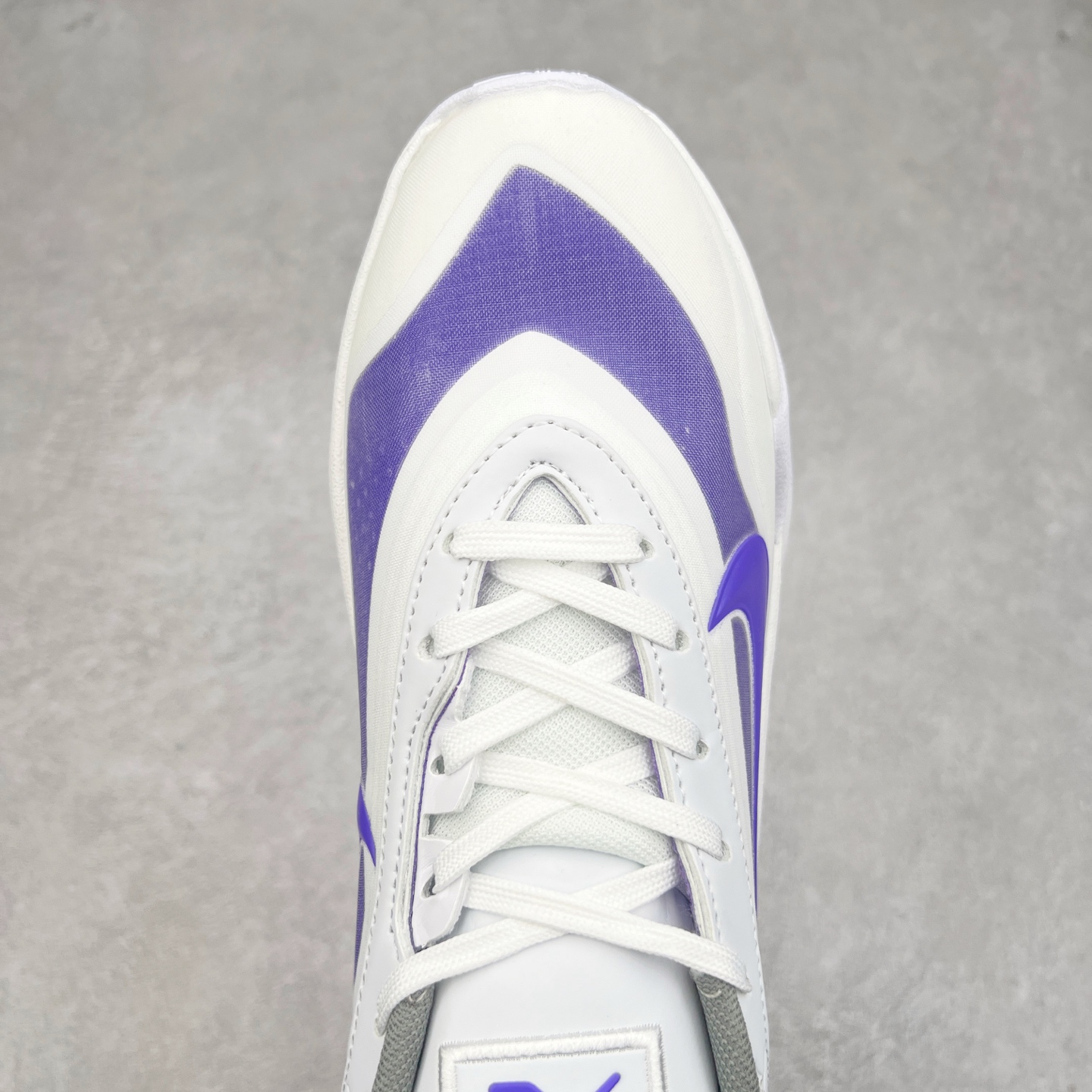 图片[4]-Nike A\’One 舒适百搭防滑耐磨低帮篮球鞋 FZ8605-017 鞋款的主人正是当今 WNBA 现役第一人阿贾·威尔逊。鞋款被命名为 Nike A’One，结合了代目和阿贾的名字，显得十分巧妙。这双鞋历经两年多的精心研发，采用先进的 Cushlon ST2 泡棉技术，提供灵敏的缓震性能，并对抓地力进行了全面革新，确保运动员在球场上能够平稳、迅速地移动。透气网眼鞋面为运动员提供了顶级的支撑效果，非常适合那些勇于挑战极限的球场勇士。尺码：40 40.5 41 42 42.5 43 44 44.5 45 46-选品中心