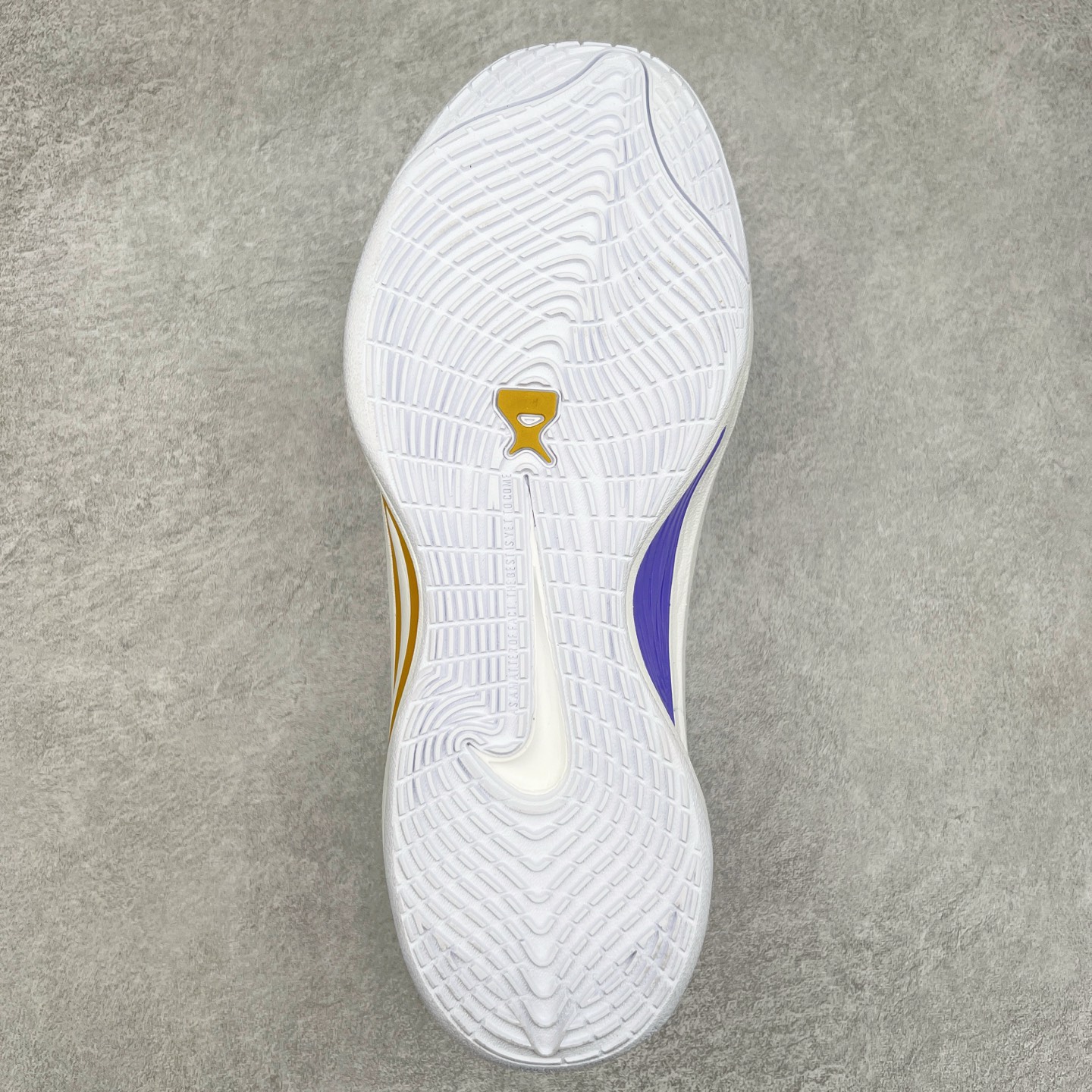 图片[9]-Nike A\’One 舒适百搭防滑耐磨低帮篮球鞋 FZ8605-017 鞋款的主人正是当今 WNBA 现役第一人阿贾·威尔逊。鞋款被命名为 Nike A’One，结合了代目和阿贾的名字，显得十分巧妙。这双鞋历经两年多的精心研发，采用先进的 Cushlon ST2 泡棉技术，提供灵敏的缓震性能，并对抓地力进行了全面革新，确保运动员在球场上能够平稳、迅速地移动。透气网眼鞋面为运动员提供了顶级的支撑效果，非常适合那些勇于挑战极限的球场勇士。尺码：40 40.5 41 42 42.5 43 44 44.5 45 46-选品中心