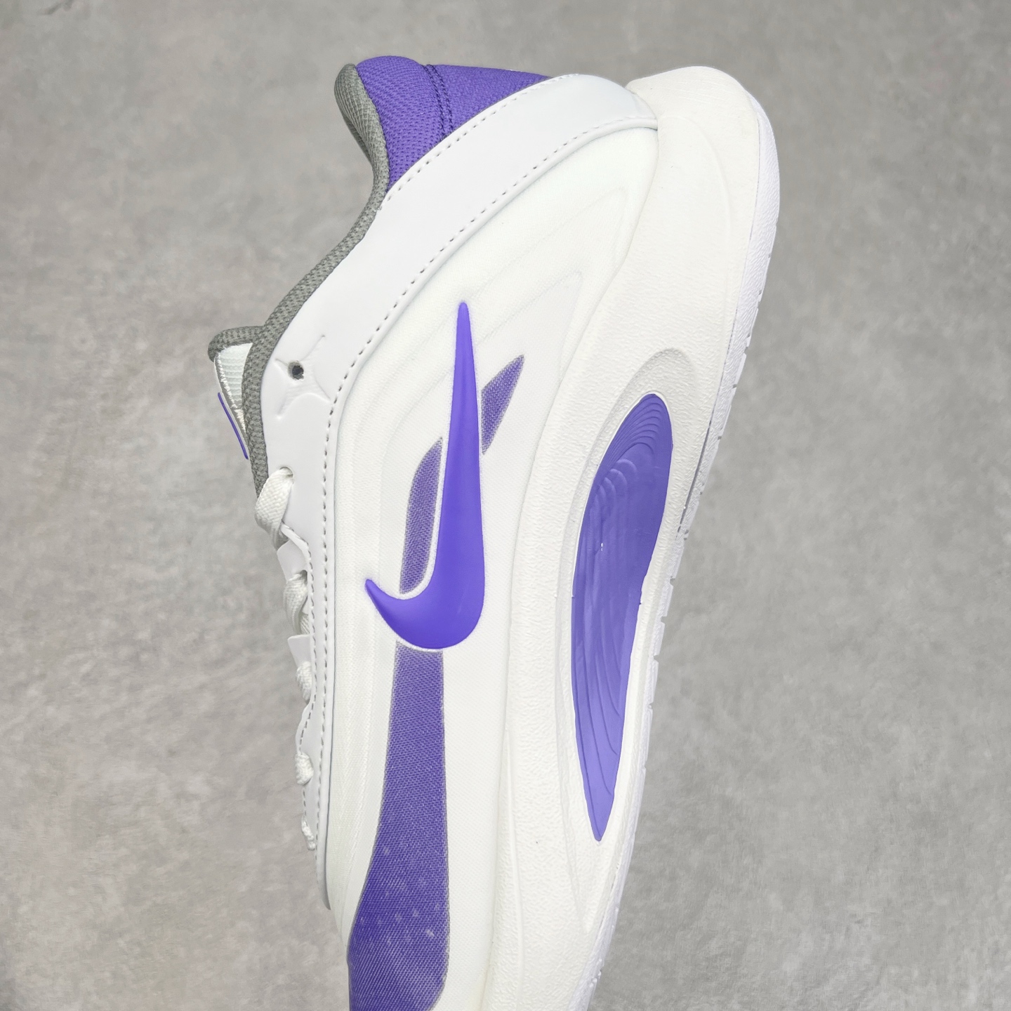 图片[7]-Nike A\’One 舒适百搭防滑耐磨低帮篮球鞋 FZ8605-017 鞋款的主人正是当今 WNBA 现役第一人阿贾·威尔逊。鞋款被命名为 Nike A’One，结合了代目和阿贾的名字，显得十分巧妙。这双鞋历经两年多的精心研发，采用先进的 Cushlon ST2 泡棉技术，提供灵敏的缓震性能，并对抓地力进行了全面革新，确保运动员在球场上能够平稳、迅速地移动。透气网眼鞋面为运动员提供了顶级的支撑效果，非常适合那些勇于挑战极限的球场勇士。尺码：40 40.5 41 42 42.5 43 44 44.5 45 46-选品中心