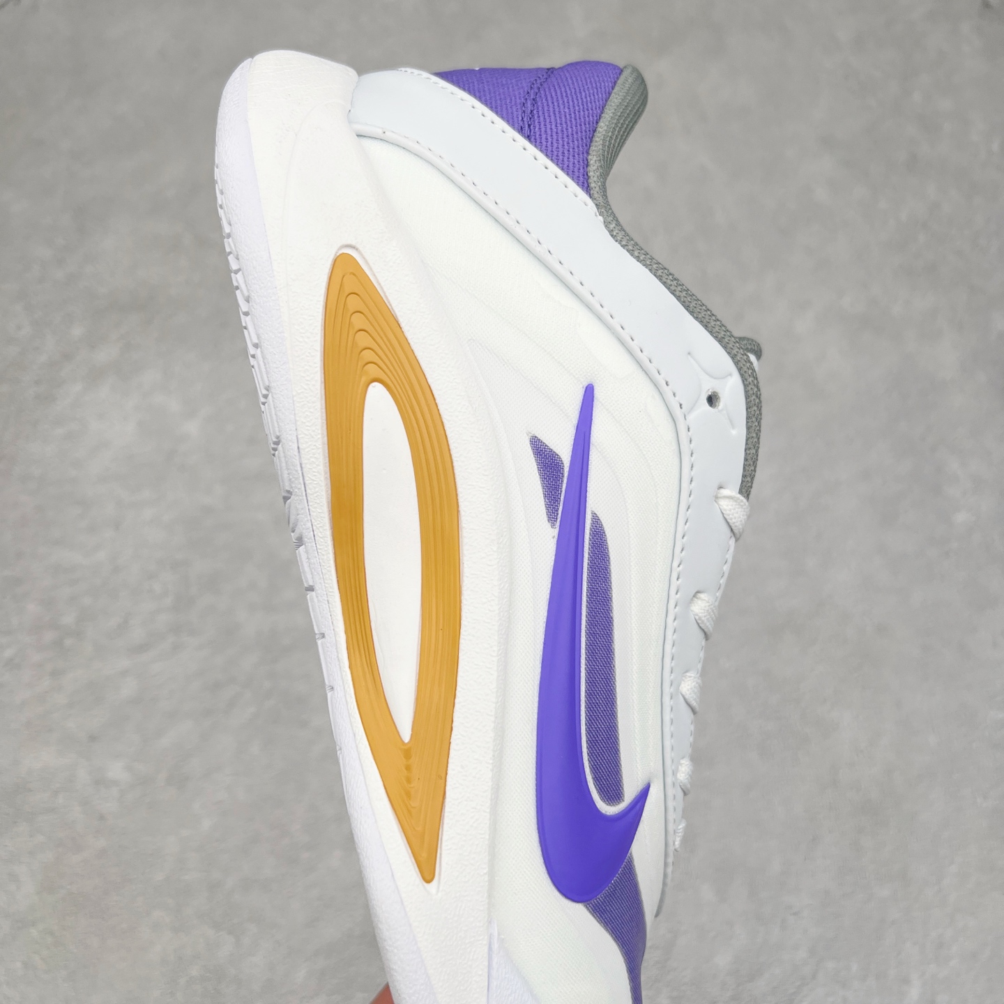 图片[6]-Nike A\’One 舒适百搭防滑耐磨低帮篮球鞋 FZ8605-017 鞋款的主人正是当今 WNBA 现役第一人阿贾·威尔逊。鞋款被命名为 Nike A’One，结合了代目和阿贾的名字，显得十分巧妙。这双鞋历经两年多的精心研发，采用先进的 Cushlon ST2 泡棉技术，提供灵敏的缓震性能，并对抓地力进行了全面革新，确保运动员在球场上能够平稳、迅速地移动。透气网眼鞋面为运动员提供了顶级的支撑效果，非常适合那些勇于挑战极限的球场勇士。尺码：40 40.5 41 42 42.5 43 44 44.5 45 46-选品中心